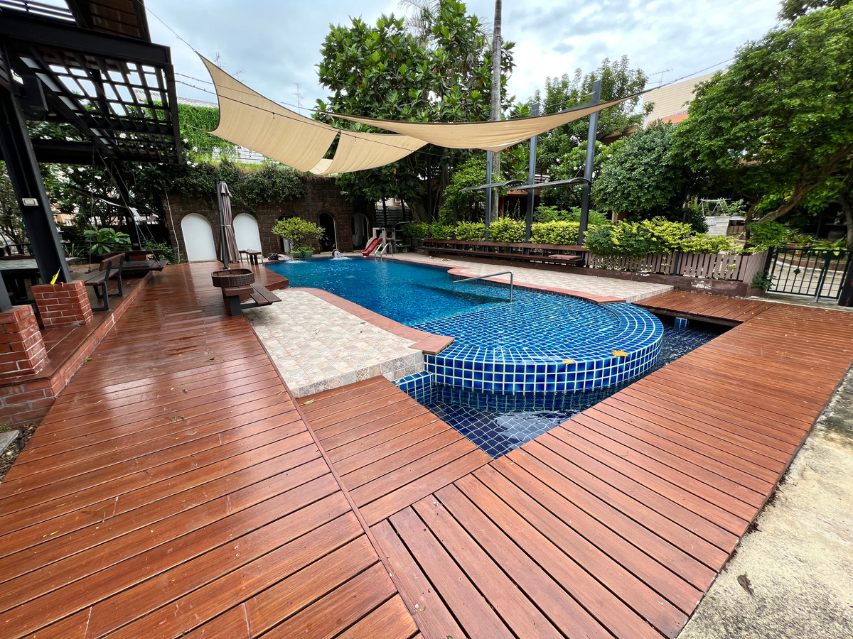 For RentHouseRattanathibet, Sanambinna : House with swimming pool have 100 sq.wa. on Samakkhi Road with 4 bedrooms, 3 bathrooms with a maid's room.