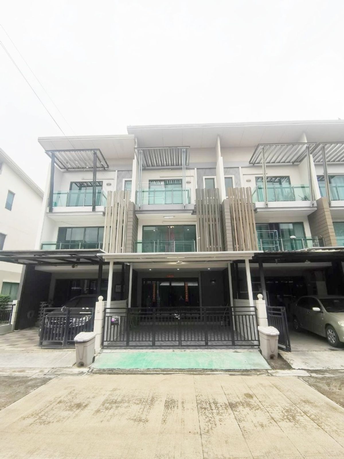 ให้เช่าทาวน์โฮมพระราม 2 บางขุนเทียน : 🏠✨ให้เช่าทาวน์อเวนิวโคโคส พระราม 2 ซอย 50 ข้างเซ็นทรัลพระราม2 2จอด พร้อมเฟอร์นิเจอร์ครบ เข้าอยู่ได้ทันที! 064-974-2441
