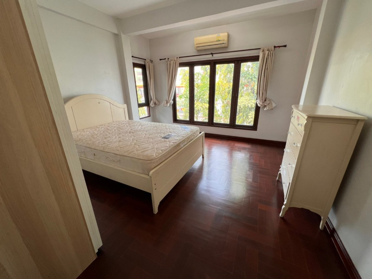 For RentHouseRattanathibet, Sanambinna : House with swimming pool have 100 sq.wa. on Samakkhi Road with 4 bedrooms, 3 bathrooms with a maid's room.