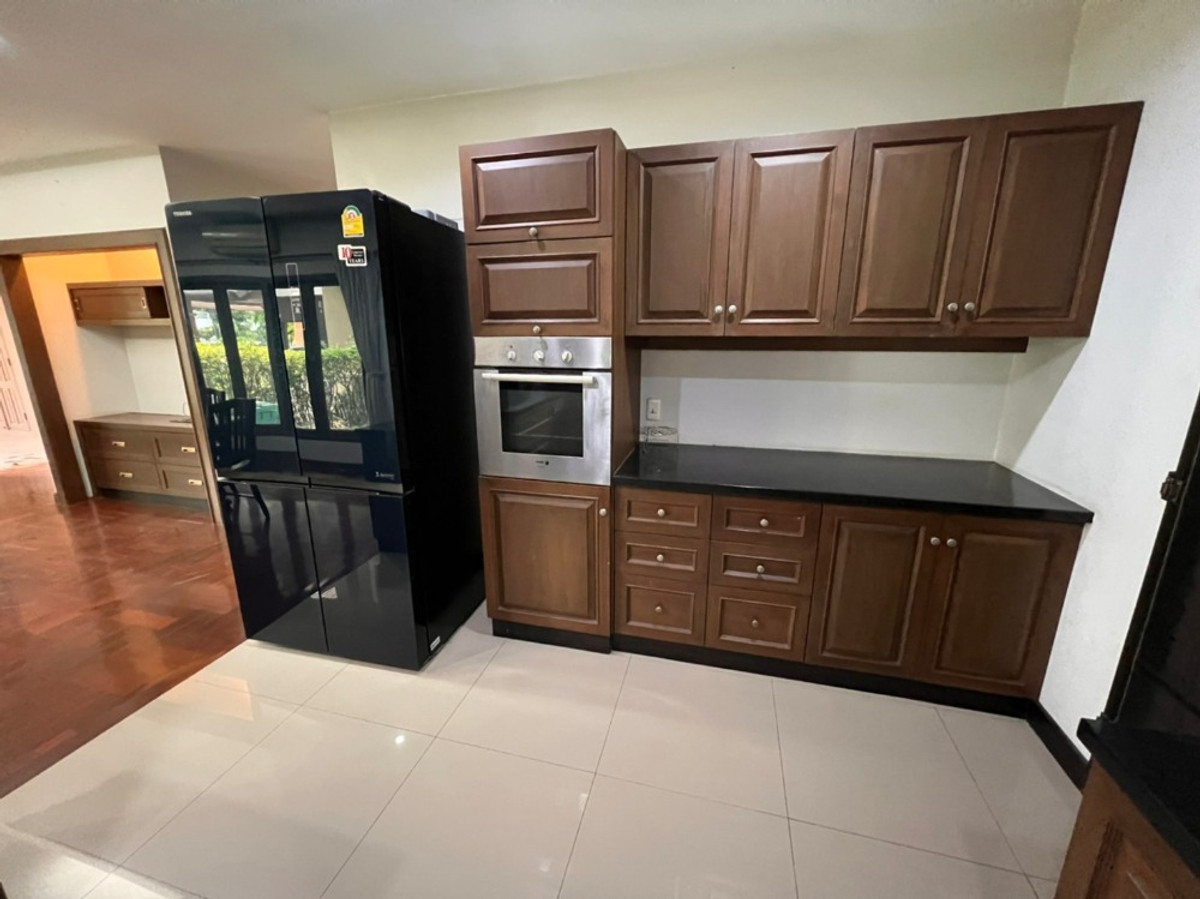 For RentHouseRattanathibet, Sanambinna : House with swimming pool have 100 sq.wa. on Samakkhi Road with 4 bedrooms, 3 bathrooms with a maid's room.