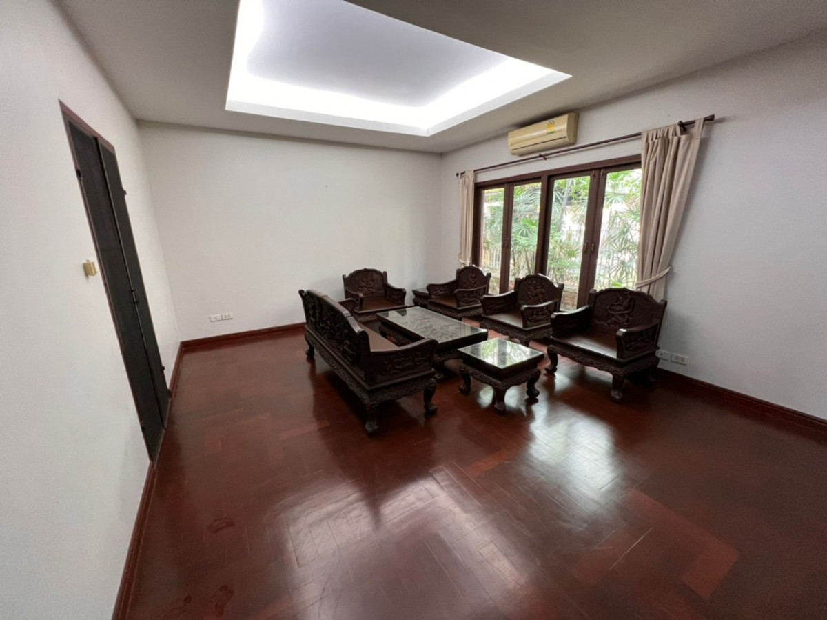 For RentHouseRattanathibet, Sanambinna : House with swimming pool have 100 sq.wa. on Samakkhi Road with 4 bedrooms, 3 bathrooms with a maid's room.