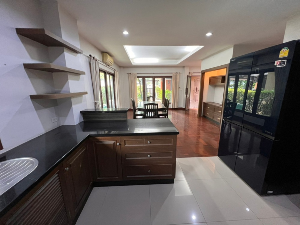 For RentHouseRattanathibet, Sanambinna : House with swimming pool have 100 sq.wa. on Samakkhi Road with 4 bedrooms, 3 bathrooms with a maid's room.