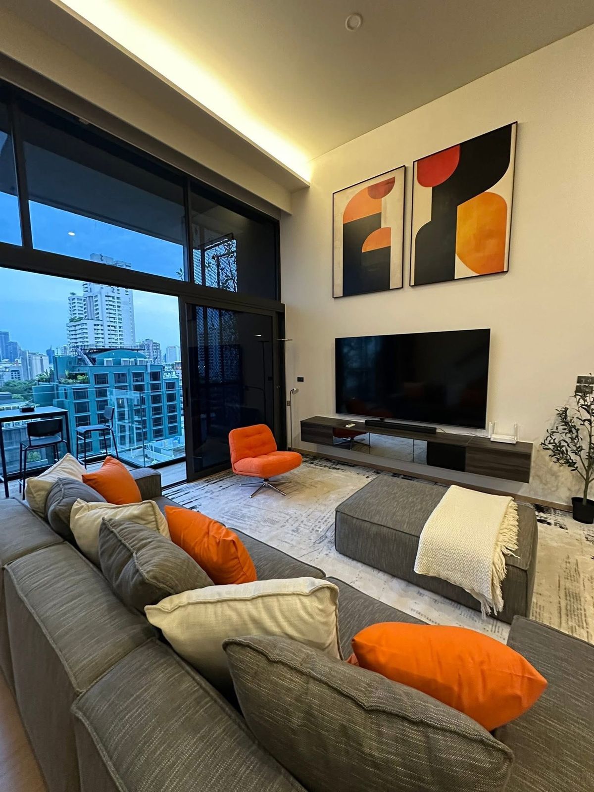 ♢ Recently Renovated Duplex Condo ♢ ขนาด 130.00 ตร.ม. | 3 ห้องนอน 2 ห้องน้ำ | ใกล้ BTS สถานีพร้อมพงษ์, อโศก Loading...