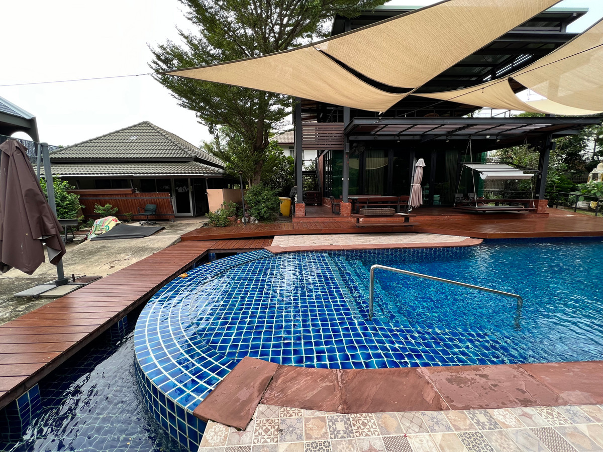 For RentHouseRattanathibet, Sanambinna : House with swimming pool have 100 sq.wa. on Samakkhi Road with 4 bedrooms, 3 bathrooms with a maid's room.