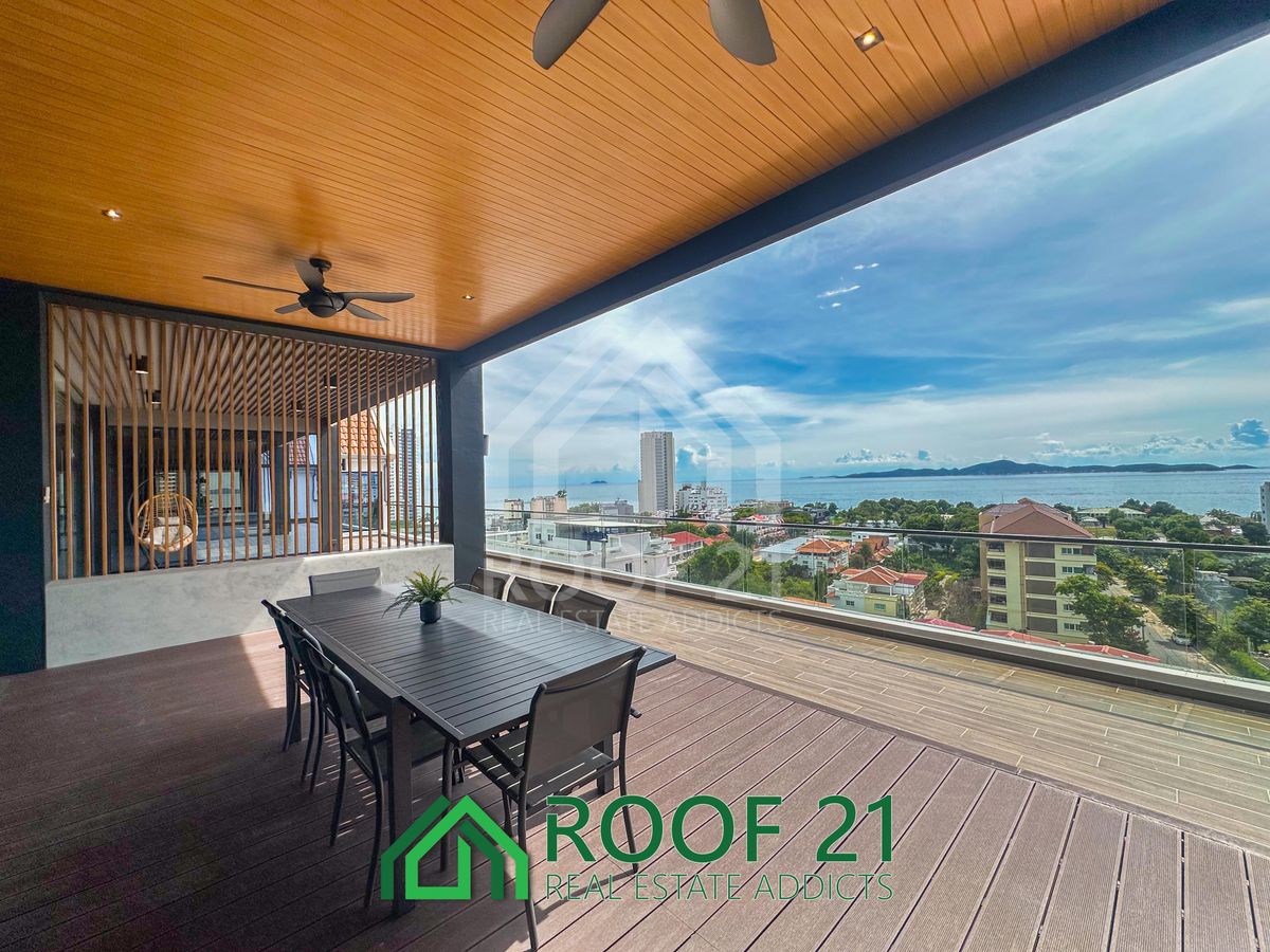 For SaleCondoPattaya, Bangsaen, Chonburi : Sell ​​Penthouse Sombat Condo View, large room, 360 degree sea view.
