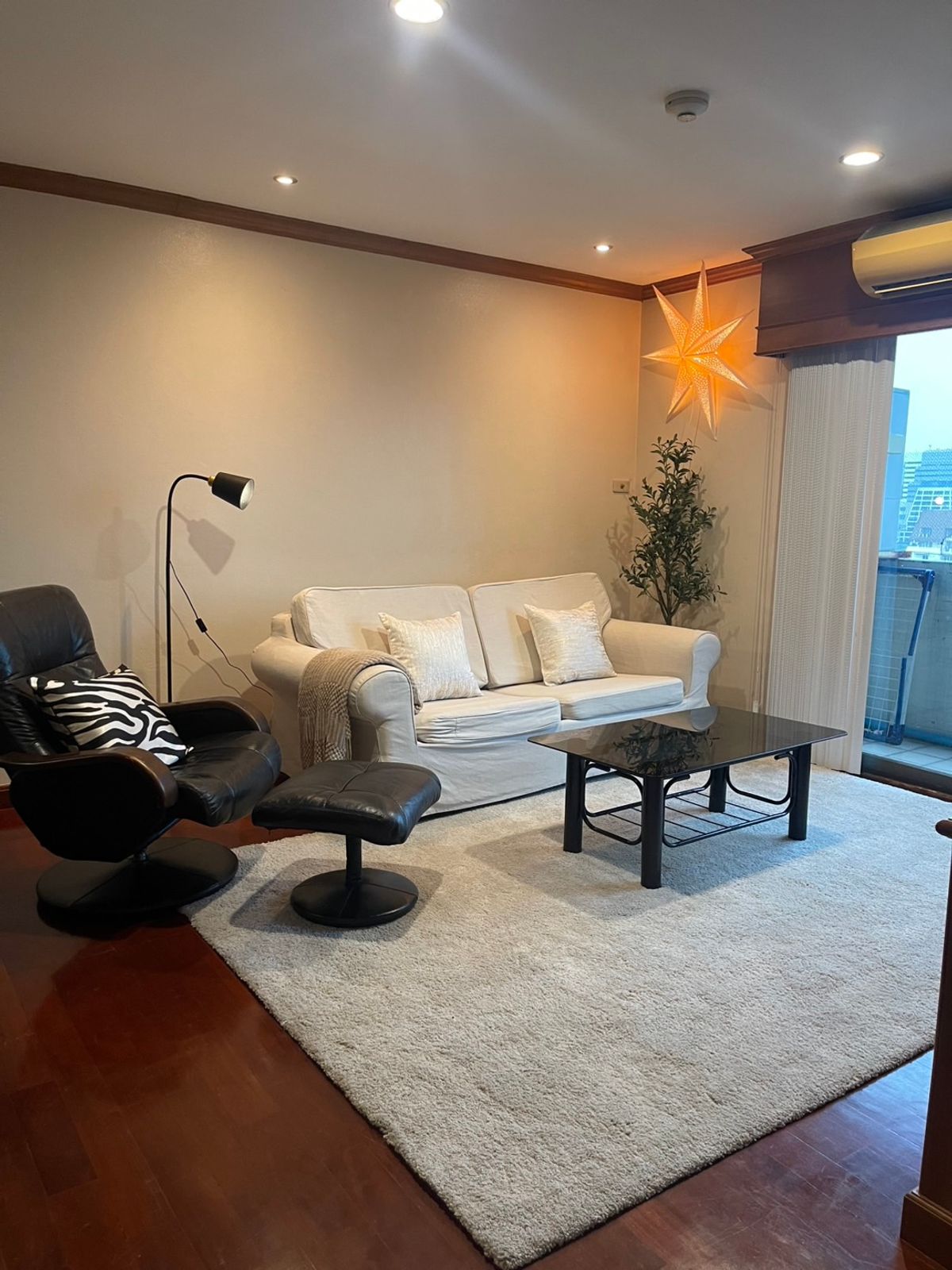 For RentCondoWitthayu, Chidlom, Langsuan, Ploenchit : Rent Pet Friendly. Park Ploenchit is a big room. Ready to approach BTS Ploenchit. Interested in adding LINE @best_condo.