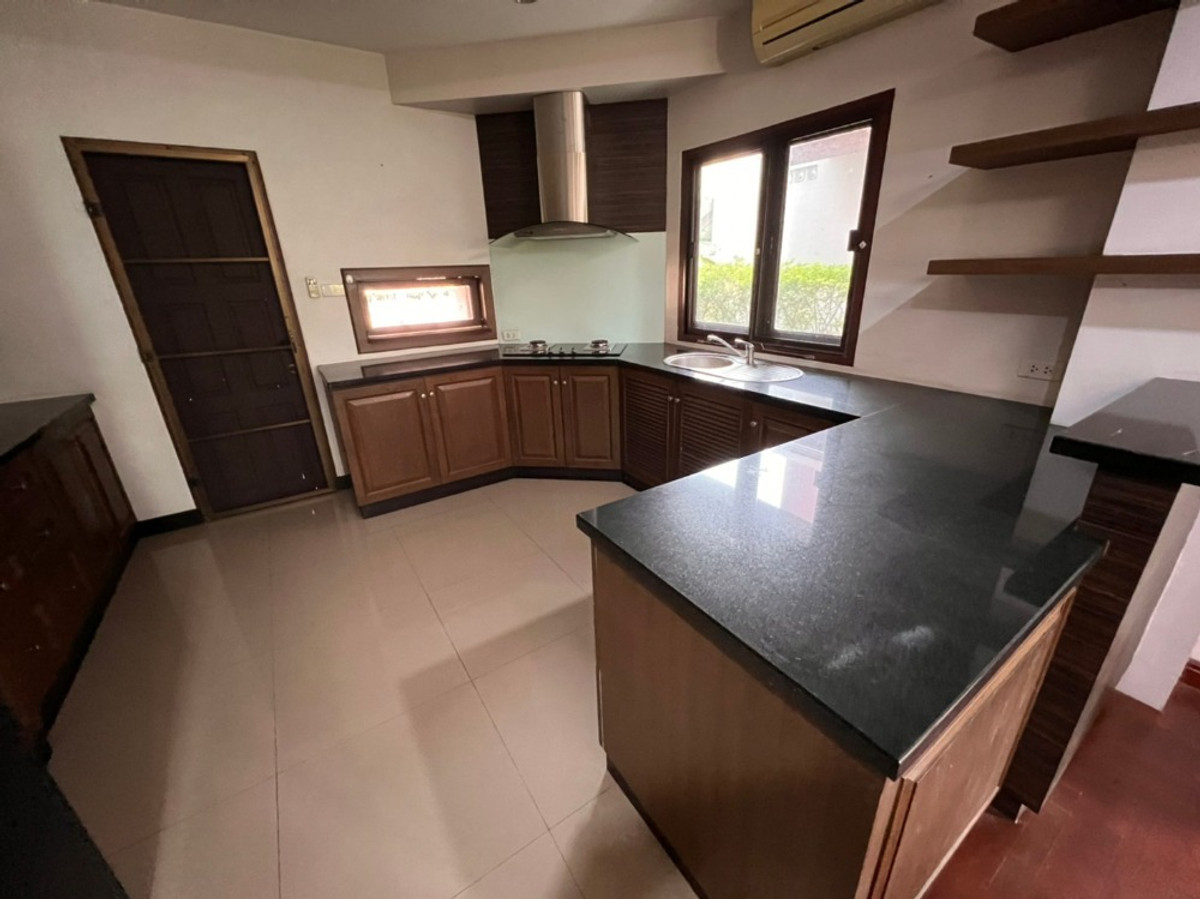 For RentHouseRattanathibet, Sanambinna : House with swimming pool have 100 sq.wa. on Samakkhi Road with 4 bedrooms, 3 bathrooms with a maid's room.