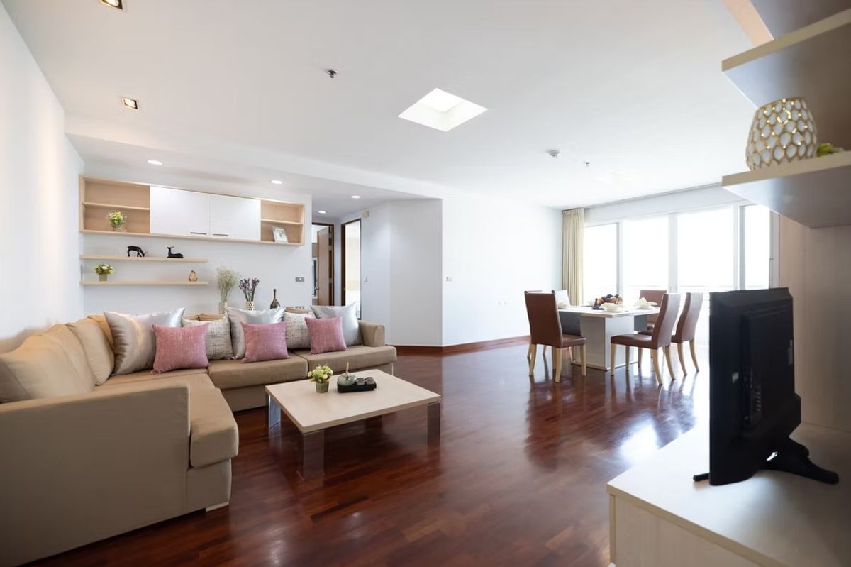 ให้เช่าคอนโดสุขุมวิท อโศก ทองหล่อ : ✨Spacious Condo for Rent in Prime Sukhumvit Location! 4+1 Bedrooms | 320 SQ.M. | Fully Furnished Featuring a balcony and just steps from BTS Phrom Phong Ready to move in! 
