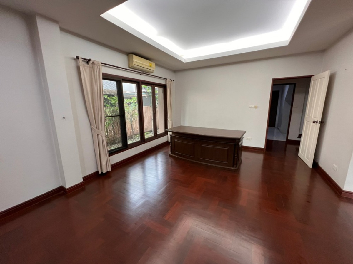 For RentHouseRattanathibet, Sanambinna : House with swimming pool have 100 sq.wa. on Samakkhi Road with 4 bedrooms, 3 bathrooms with a maid's room.