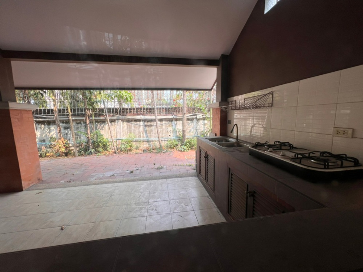 For RentHouseRattanathibet, Sanambinna : House with swimming pool have 100 sq.wa. on Samakkhi Road with 4 bedrooms, 3 bathrooms with a maid's room.