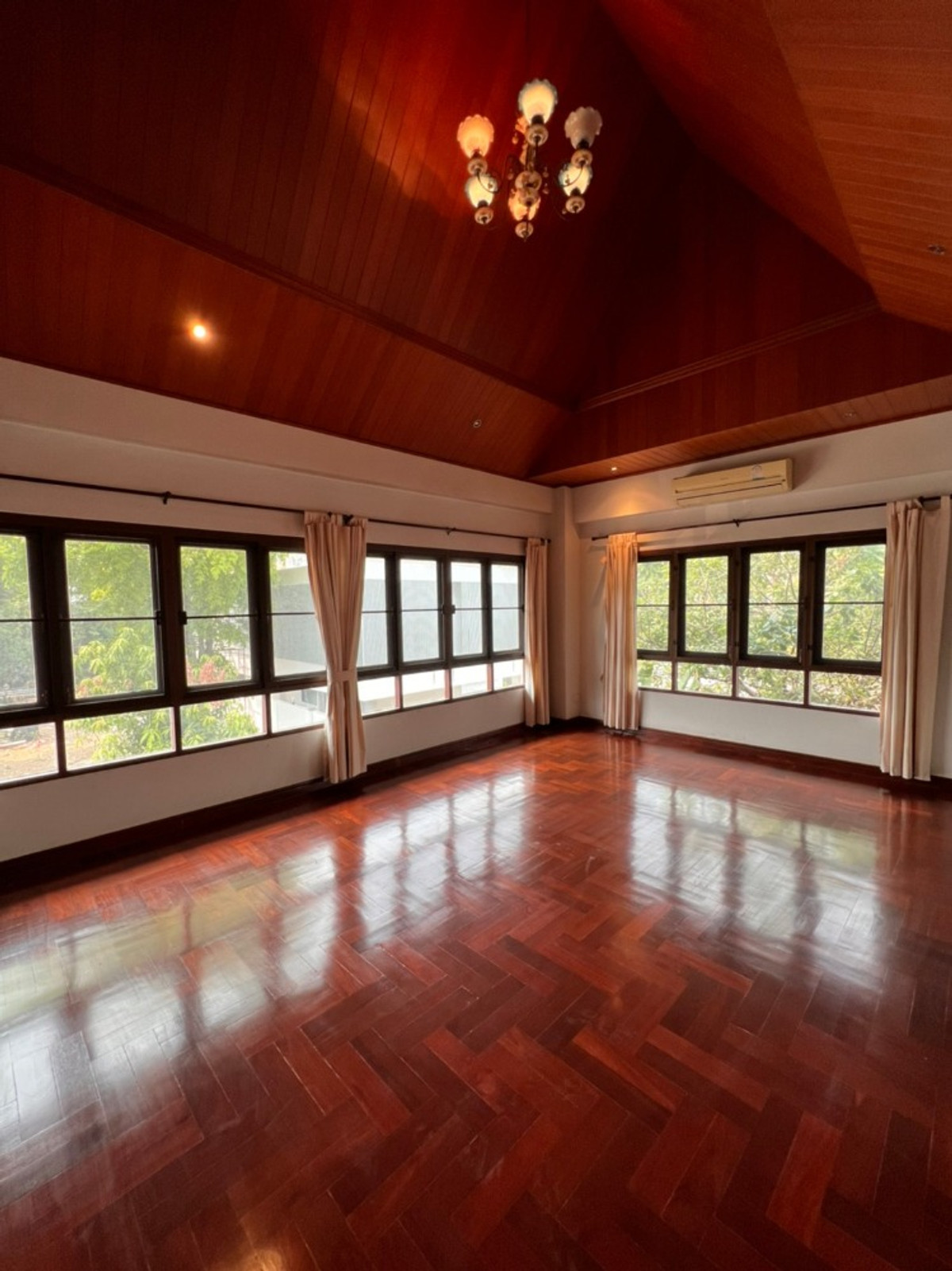 For RentHouseRattanathibet, Sanambinna : House with swimming pool have 100 sq.wa. on Samakkhi Road with 4 bedrooms, 3 bathrooms with a maid's room.