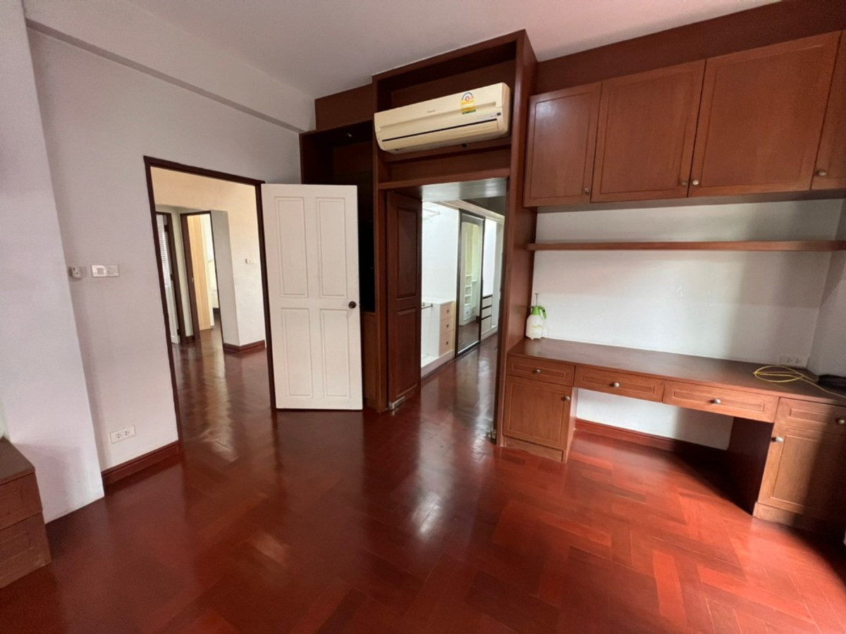 For RentHouseRattanathibet, Sanambinna : House with swimming pool have 100 sq.wa. on Samakkhi Road with 4 bedrooms, 3 bathrooms with a maid's room.