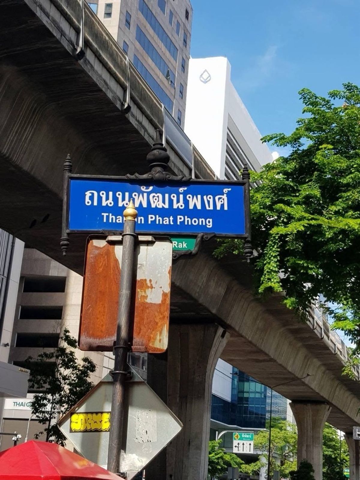 ขายสำนักงานสีลม ศาลาแดง บางรัก : ขายอาคารพาณิชย์ติดถนนพัฒน์พงศ์ สีลม เป็นอาคารพาณิชย์สูง 3 ชั้น