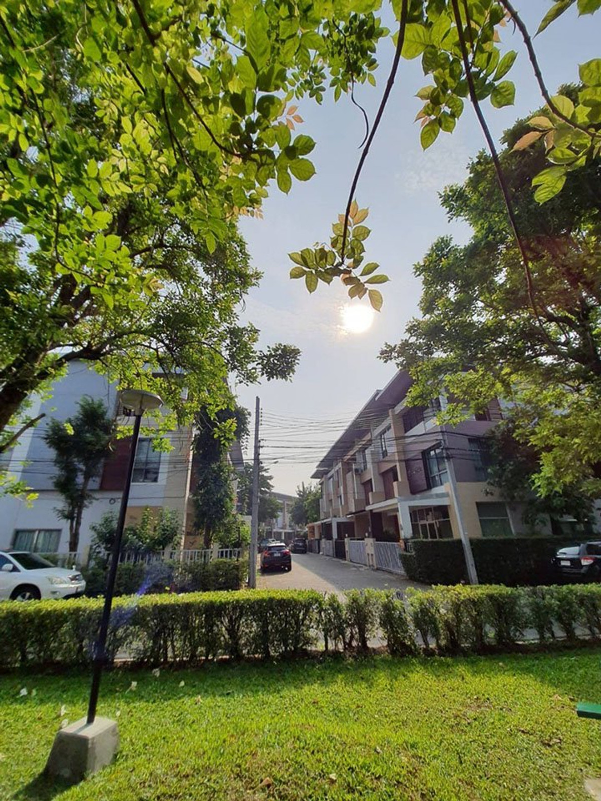 ให้เช่าบ้านแจ้งวัฒนะ เมืองทอง : ติด MRT ทาวน์โฮม 3 ชั้น หลังมุม ริมน้ำ ตรงข้ามเซนทรัลแจ้งวัฒนะ เหมาะทำออฟฟิศ