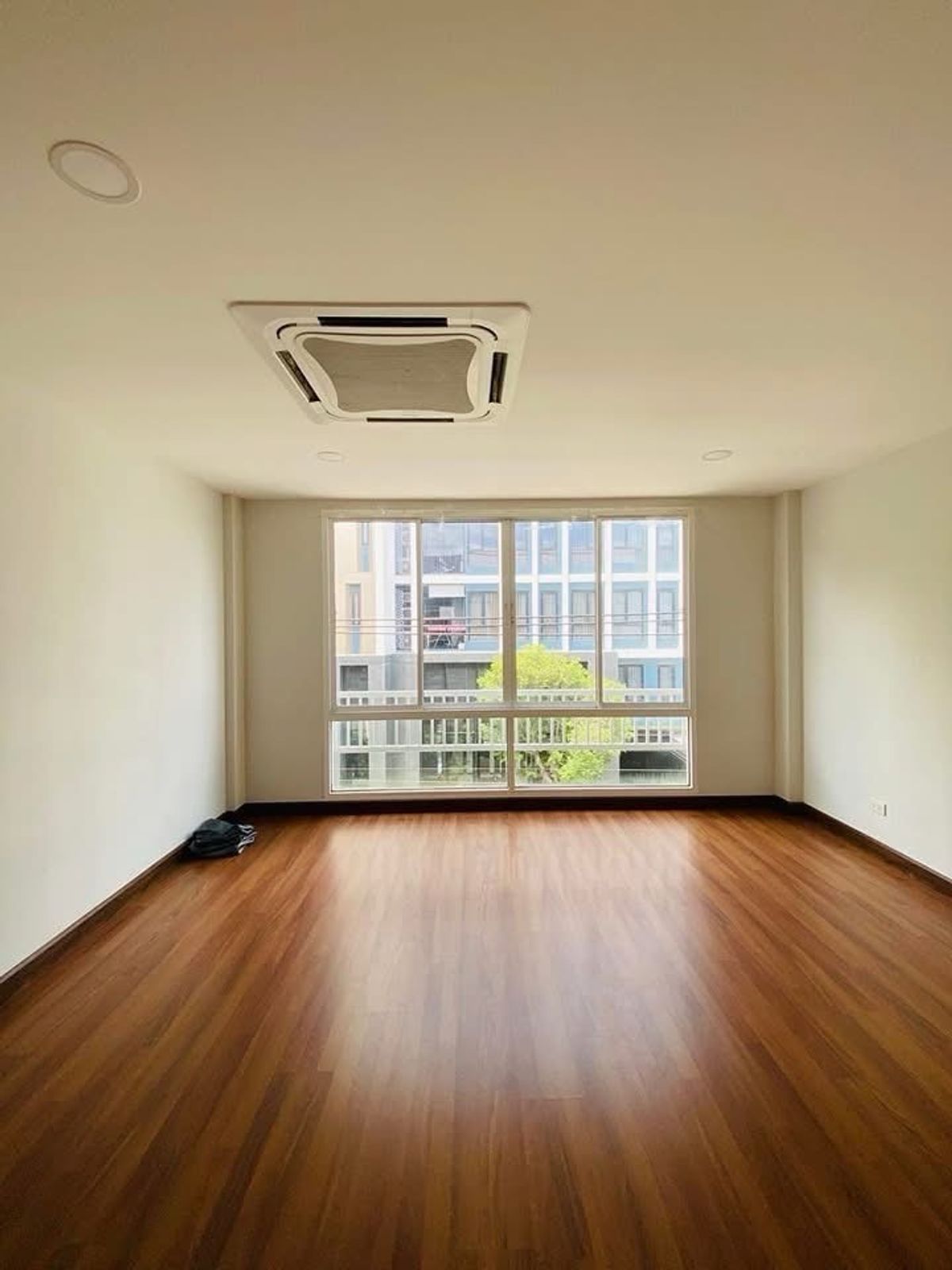 ทาวน์โฮมบางนา แบริ่ง ลาซาล : จอดรถได้ 3 คน ขายบ้านหลังมุม / ให้เช่า ทาวน์โฮม 3.5 ชั้น ซอยลาซาล 24 📍 ใกล้ BTS แบริ่ง / ศรีลาซาล / โรงเรียนนานาชาติบางกอกพัฒนา