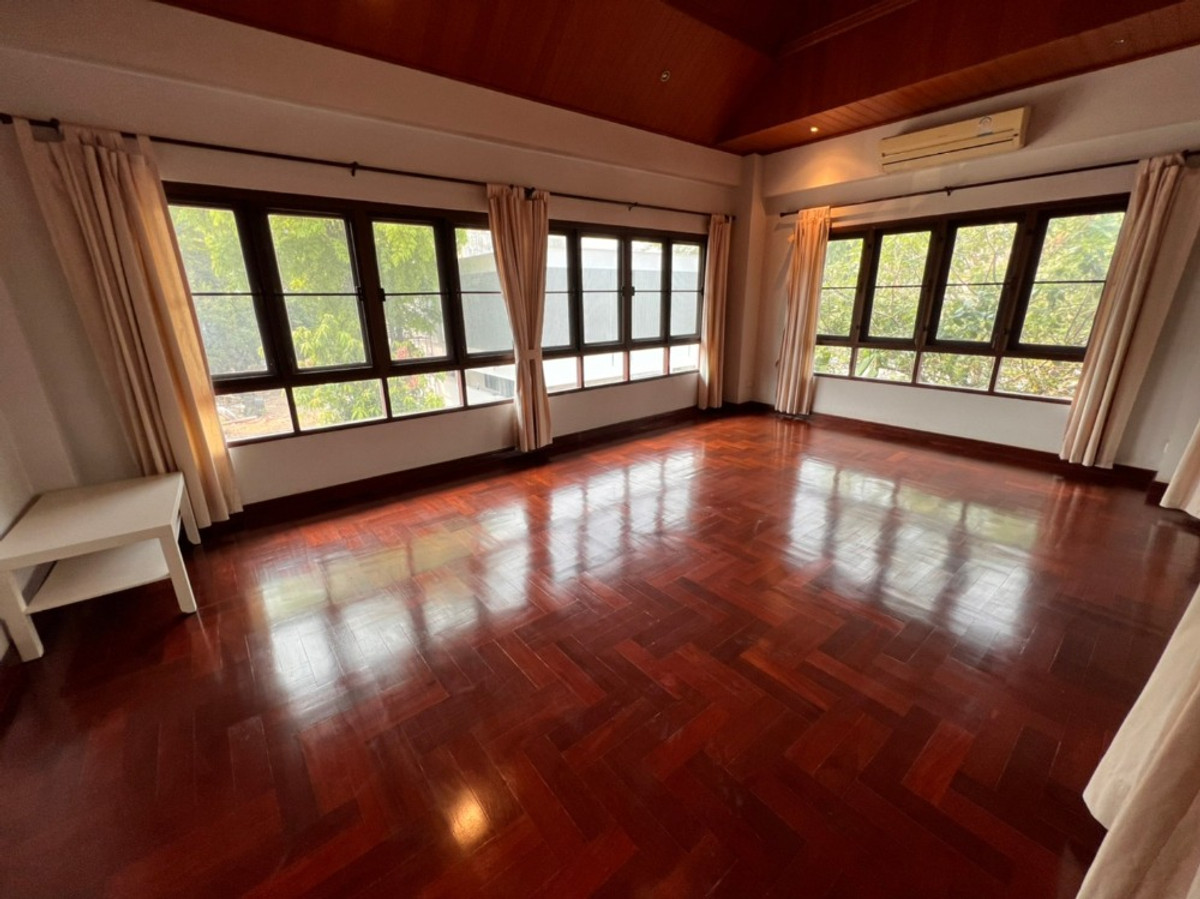 For RentHouseRattanathibet, Sanambinna : House with swimming pool have 100 sq.wa. on Samakkhi Road with 4 bedrooms, 3 bathrooms with a maid's room.