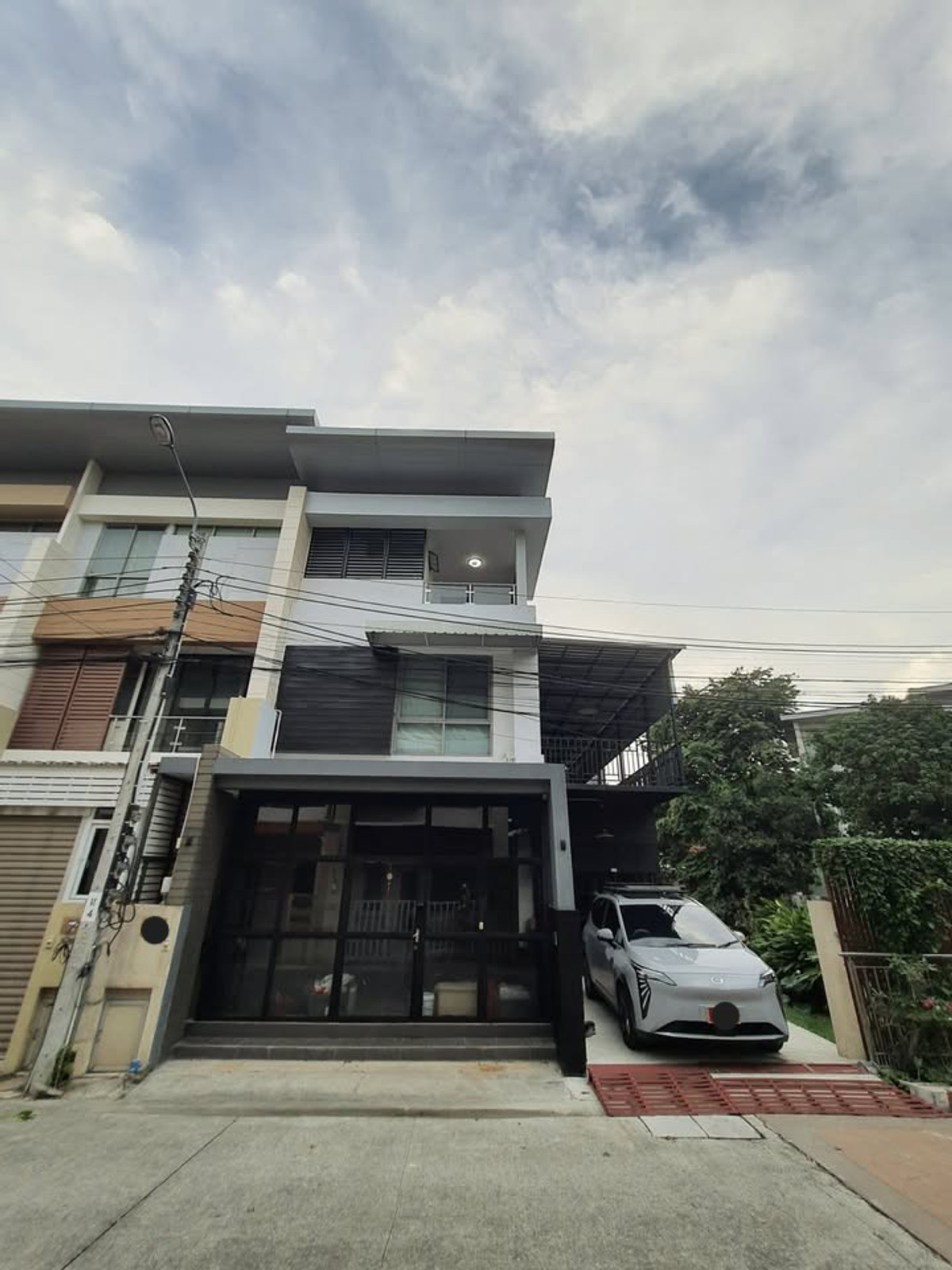 ให้เช่าบ้านแจ้งวัฒนะ เมืองทอง : ติด MRT ทาวน์โฮม 3 ชั้น หลังมุม ริมน้ำ ตรงข้ามเซนทรัลแจ้งวัฒนะ เหมาะทำออฟฟิศ