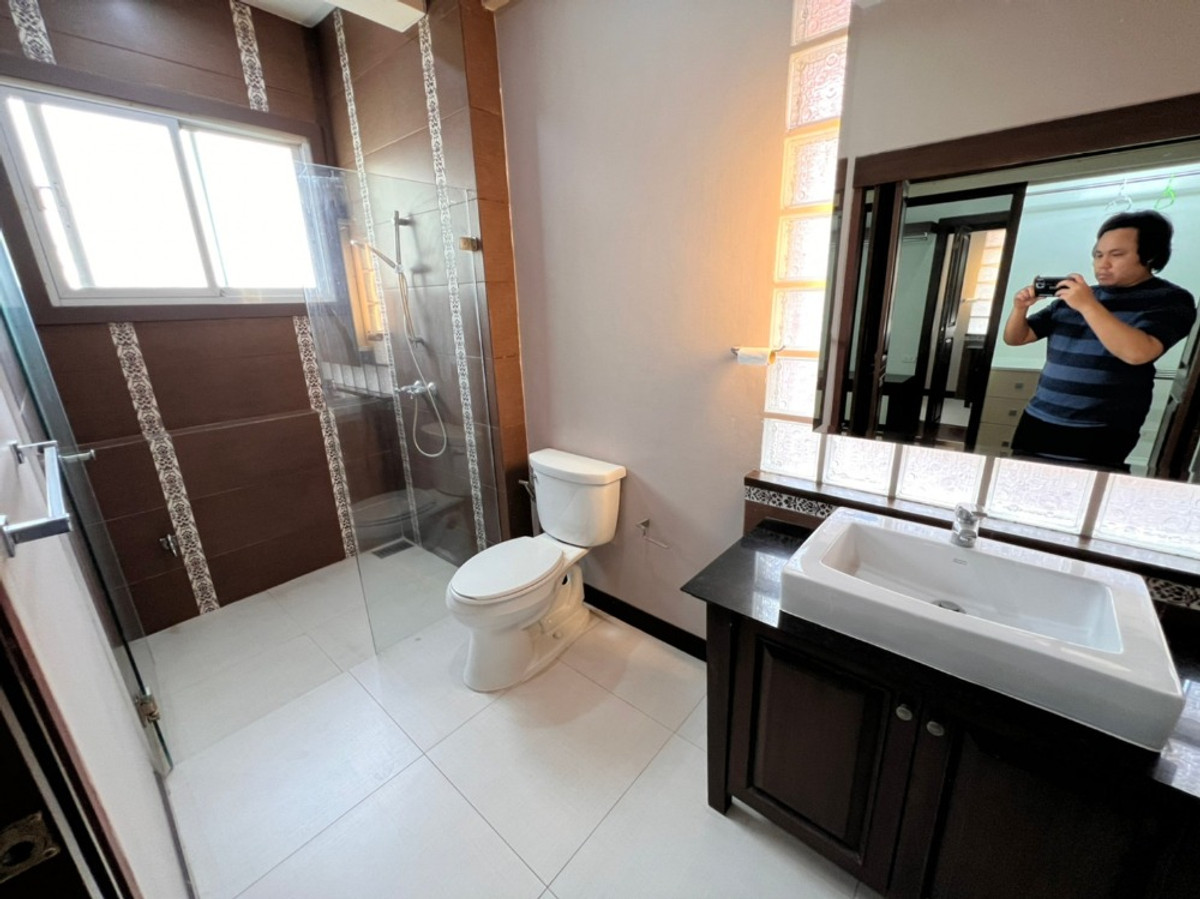 For RentHouseRattanathibet, Sanambinna : House with swimming pool have 100 sq.wa. on Samakkhi Road with 4 bedrooms, 3 bathrooms with a maid's room.