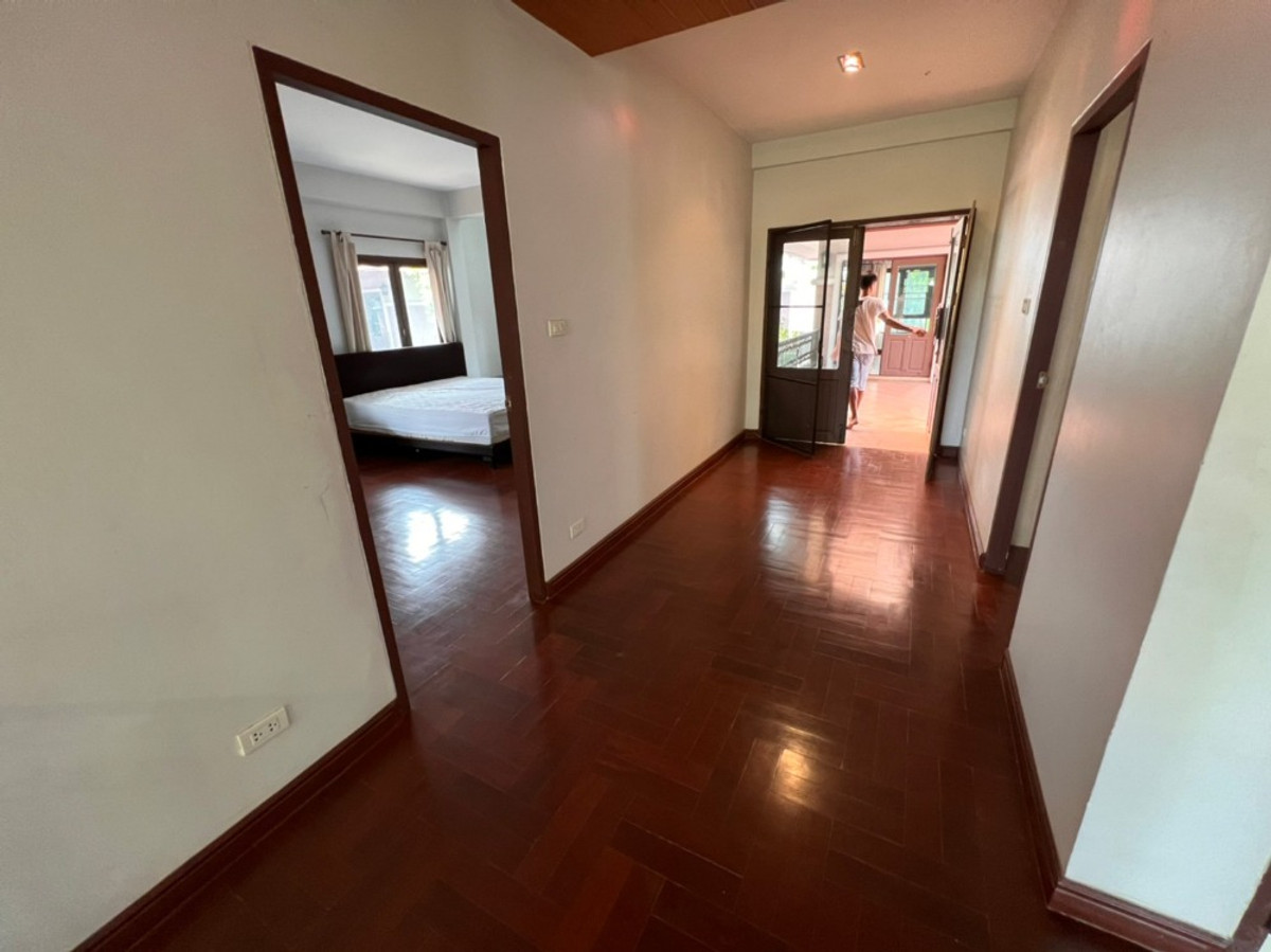 For RentHouseRattanathibet, Sanambinna : House with swimming pool have 100 sq.wa. on Samakkhi Road with 4 bedrooms, 3 bathrooms with a maid's room.