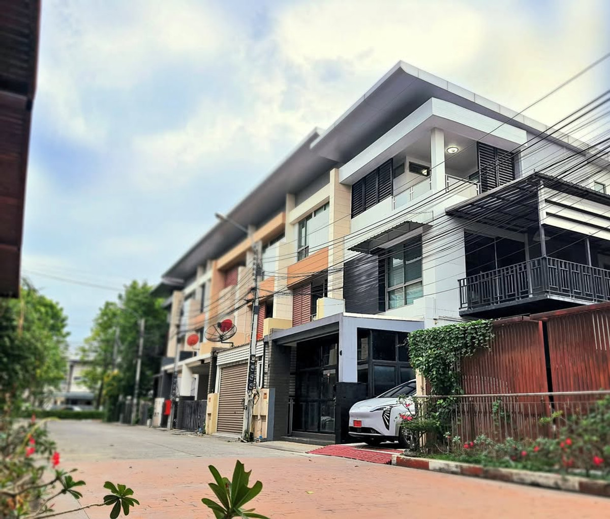 For RentHouseChaengwatana, Muangthong : near MRT corner townhome, waterfront location, opposite Central Chaengwattana. Ideal for office use.
