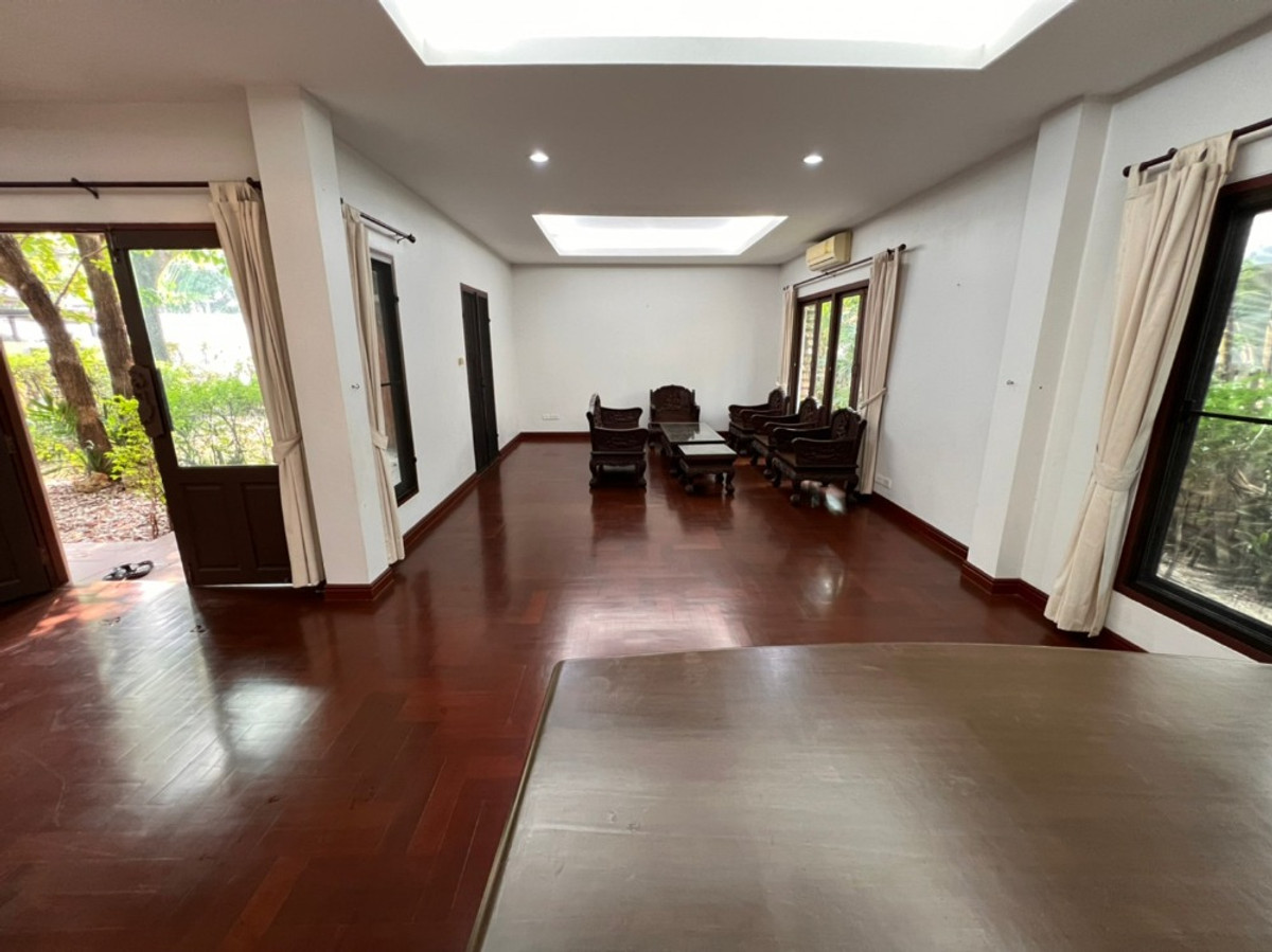 For RentHouseRattanathibet, Sanambinna : House with swimming pool have 100 sq.wa. on Samakkhi Road with 4 bedrooms, 3 bathrooms with a maid's room.