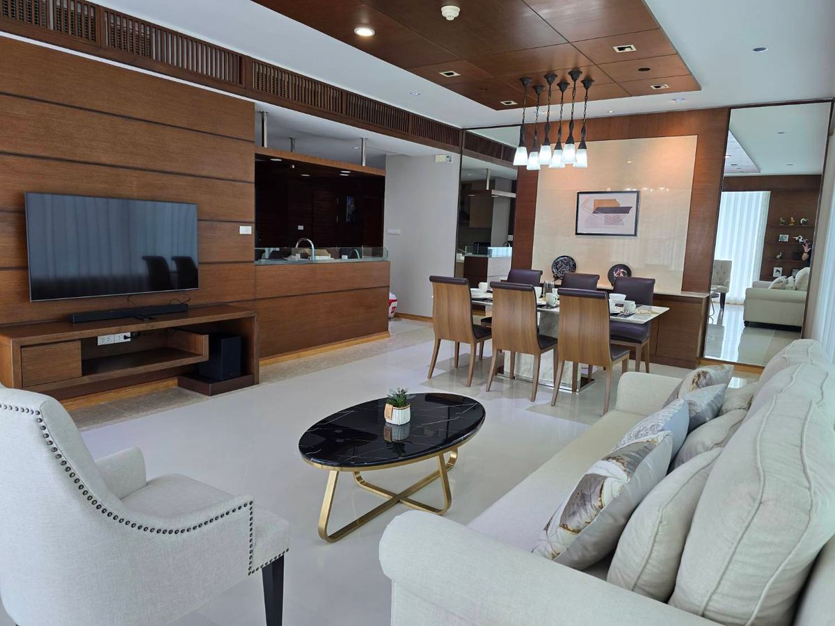 ให้เช่าคอนโดสาทร นราธิวาส : ✨ FOR RENT: Luxurious Corner Unit at The Empire Place ✨ 3 Bedrooms + Maid’s Room | 157 sqm | Fully Renovated