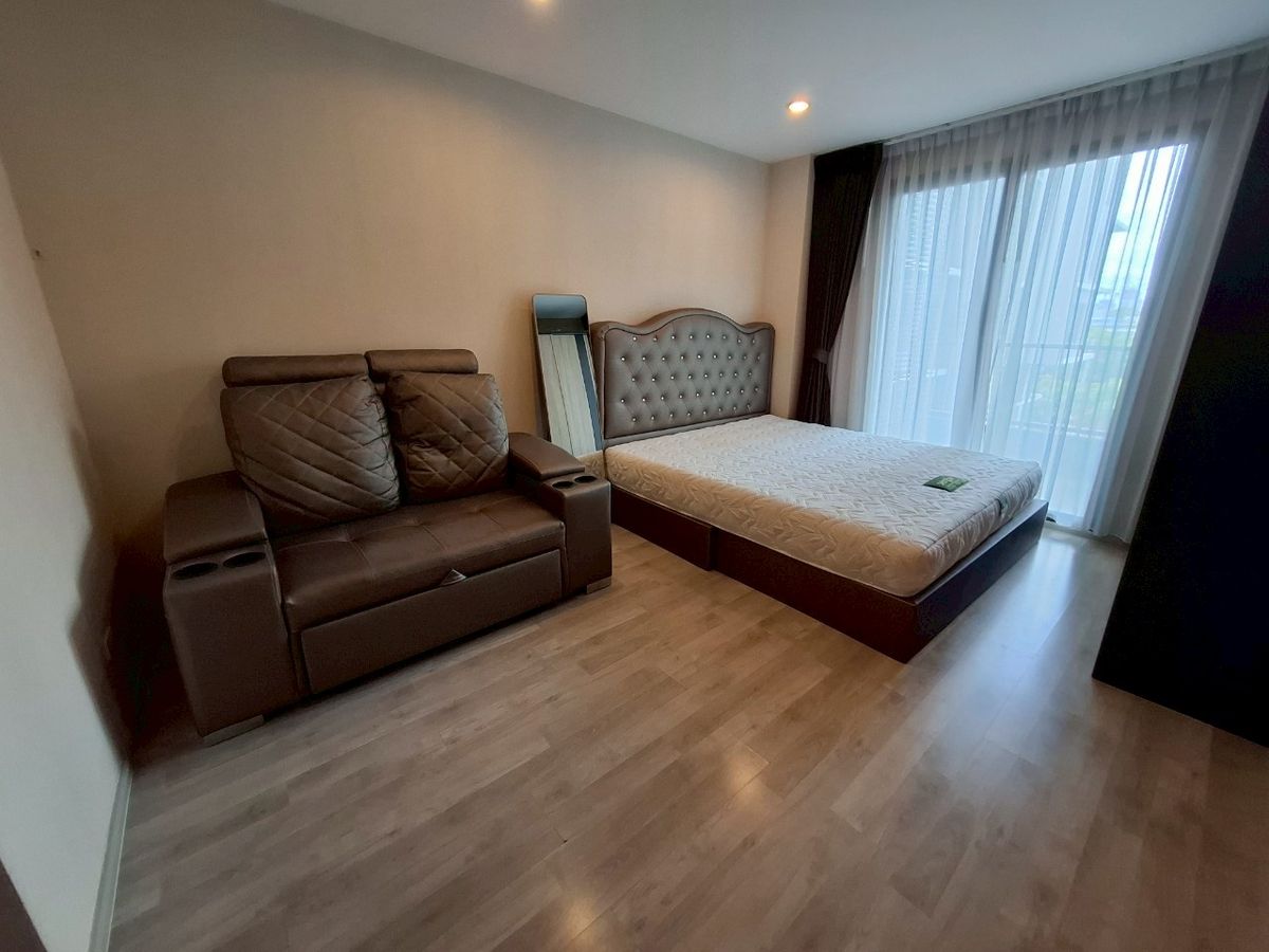 ขายคอนโดปิ่นเกล้า จรัญสนิทวงศ์ : ระเบียงกว้าง นั่งชิวยามเย็น น่าอิจฉาสุดๆ คอนโด Ideo Mobi Charan Interchange