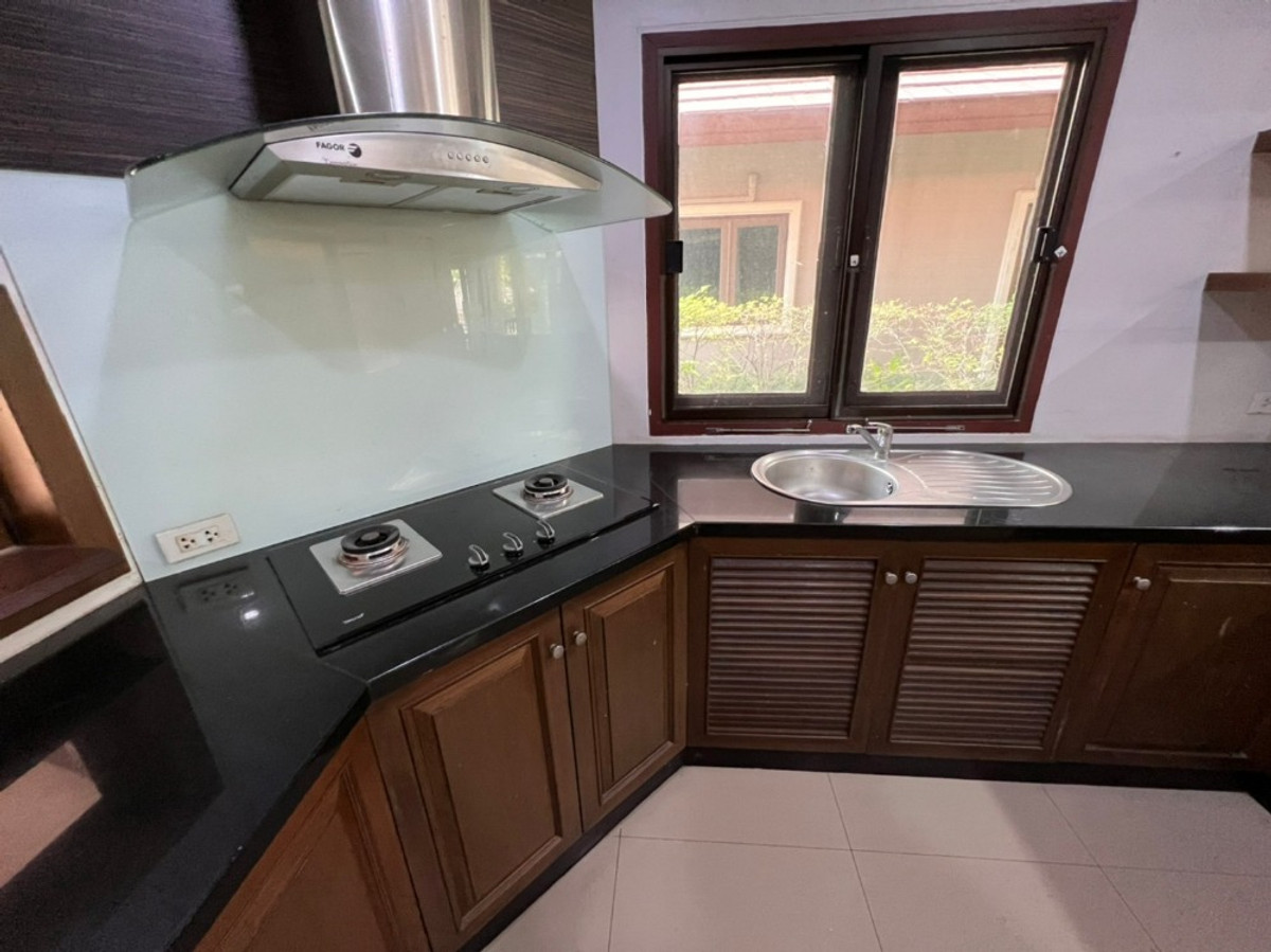 For RentHouseRattanathibet, Sanambinna : House with swimming pool have 100 sq.wa. on Samakkhi Road with 4 bedrooms, 3 bathrooms with a maid's room.