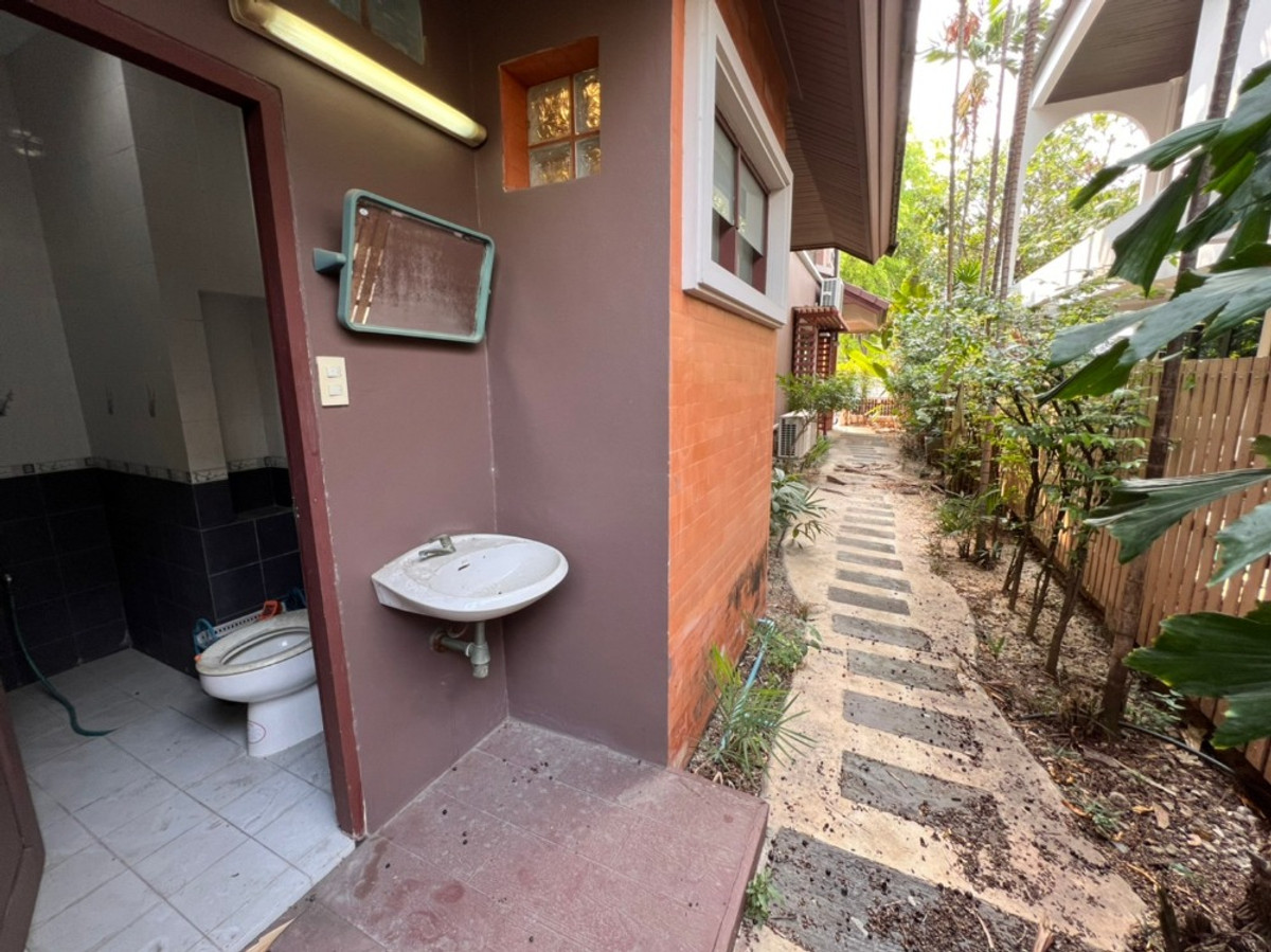 For RentHouseRattanathibet, Sanambinna : House with swimming pool have 100 sq.wa. on Samakkhi Road with 4 bedrooms, 3 bathrooms with a maid's room.