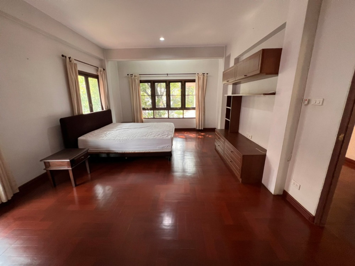 For RentHouseRattanathibet, Sanambinna : House with swimming pool have 100 sq.wa. on Samakkhi Road with 4 bedrooms, 3 bathrooms with a maid's room.