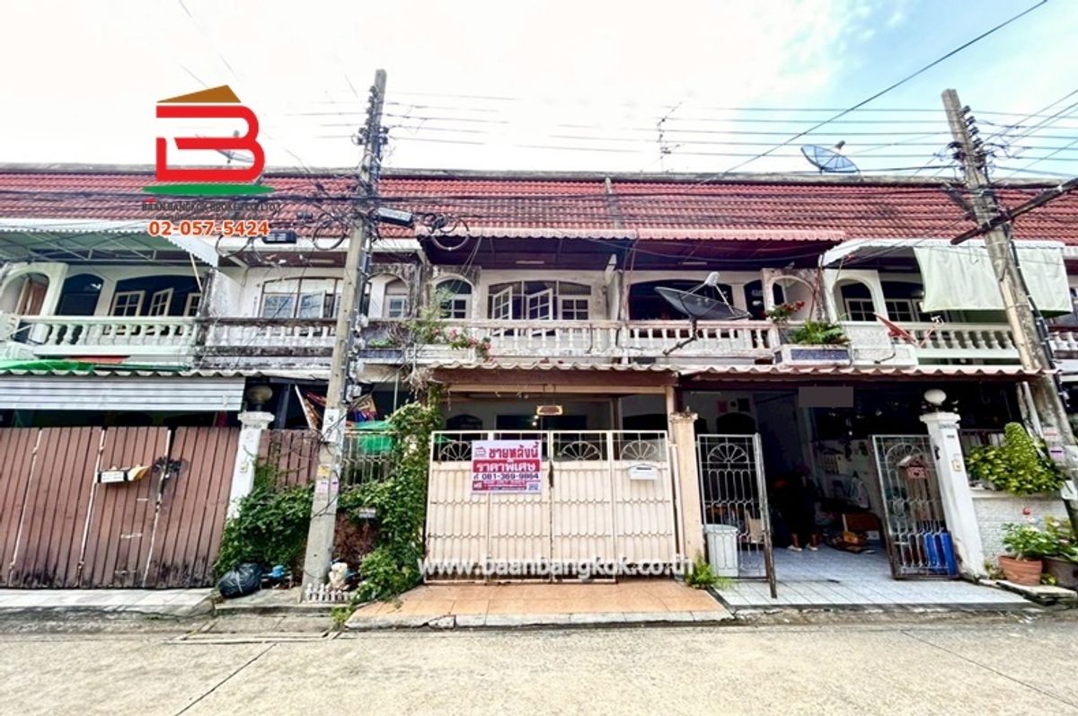 ขายทาวน์โฮมโชคชัย4 ลาดพร้าว71 : ทาวน์เฮาส์ หมู่บ้าน สุขสบายวิลล่า เนื้อที่ 25 ตรว. ถนนลาดพร้าว แขวงคลองเจ้าคุณสิงห์ เขตวังทองหลาง กรุงเทพมหานคร