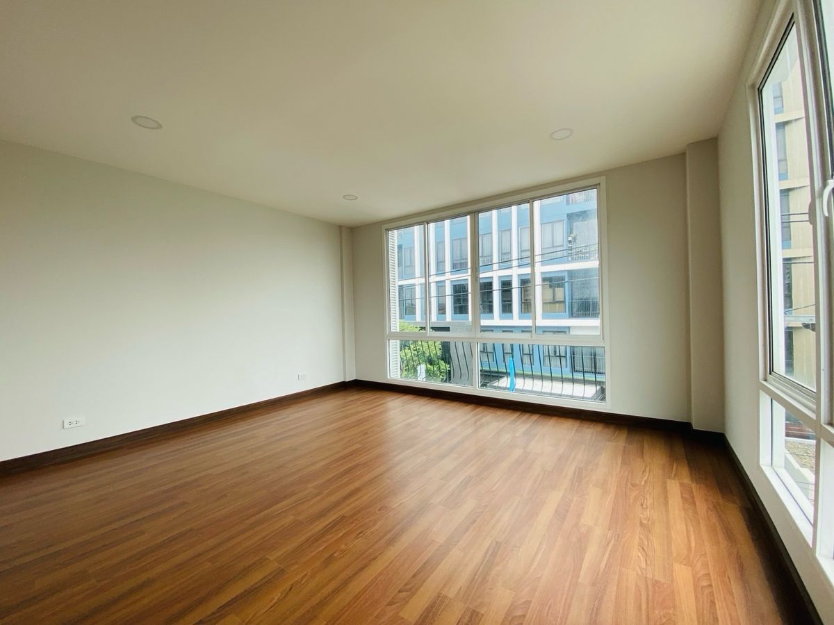 ทาวน์โฮมบางนา แบริ่ง ลาซาล : จอดรถได้ 3 คน ขายบ้านหลังมุม / ให้เช่า ทาวน์โฮม 3.5 ชั้น ซอยลาซาล 24 📍 ใกล้ BTS แบริ่ง / ศรีลาซาล / โรงเรียนนานาชาติบางกอกพัฒนา