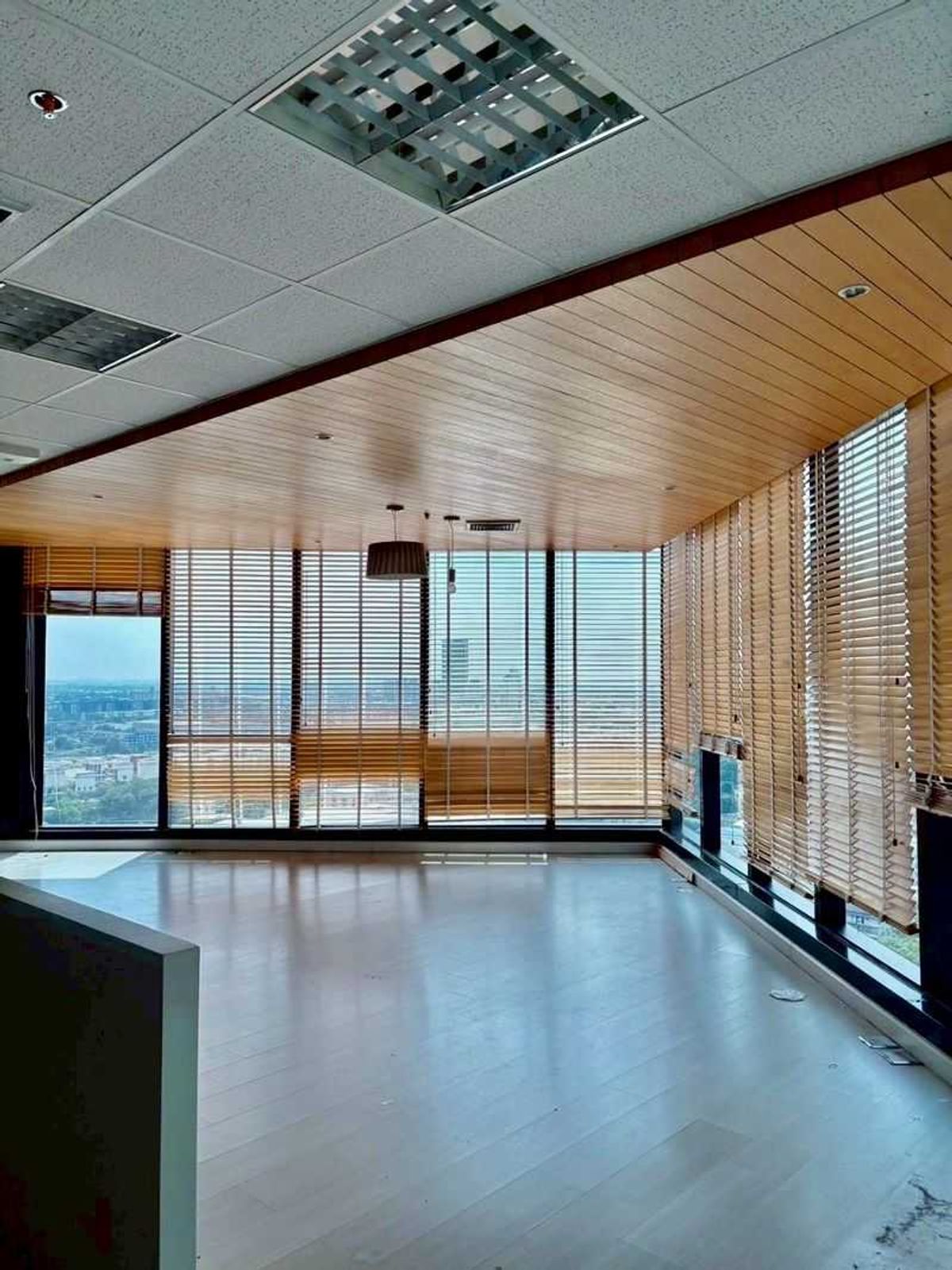 For RentOfficeBangna, Bearing, Lasalle : Office Space for Rent Central City Tower, Bangna 186.73 sq.m. 16th Floor Near BTS Bangna