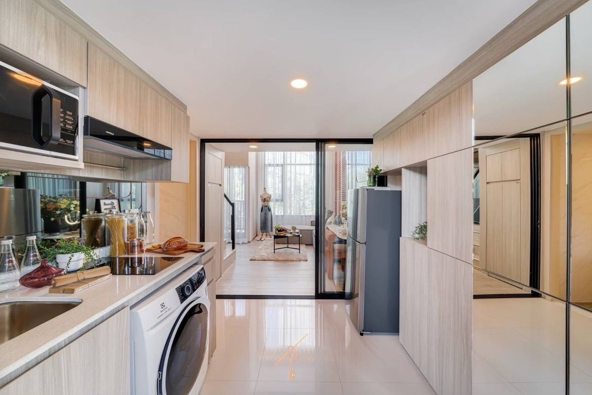 Sale DownCondoSamut Prakan,Samrong : 🔥🏬 Sell down 🏬🔥 equal to‼ ️ Origin Plug & Play E22 Station .. Rare Unit Price PRESALE 💸 DUO SPACE 2 floors 27.45+14 SQ.M. 