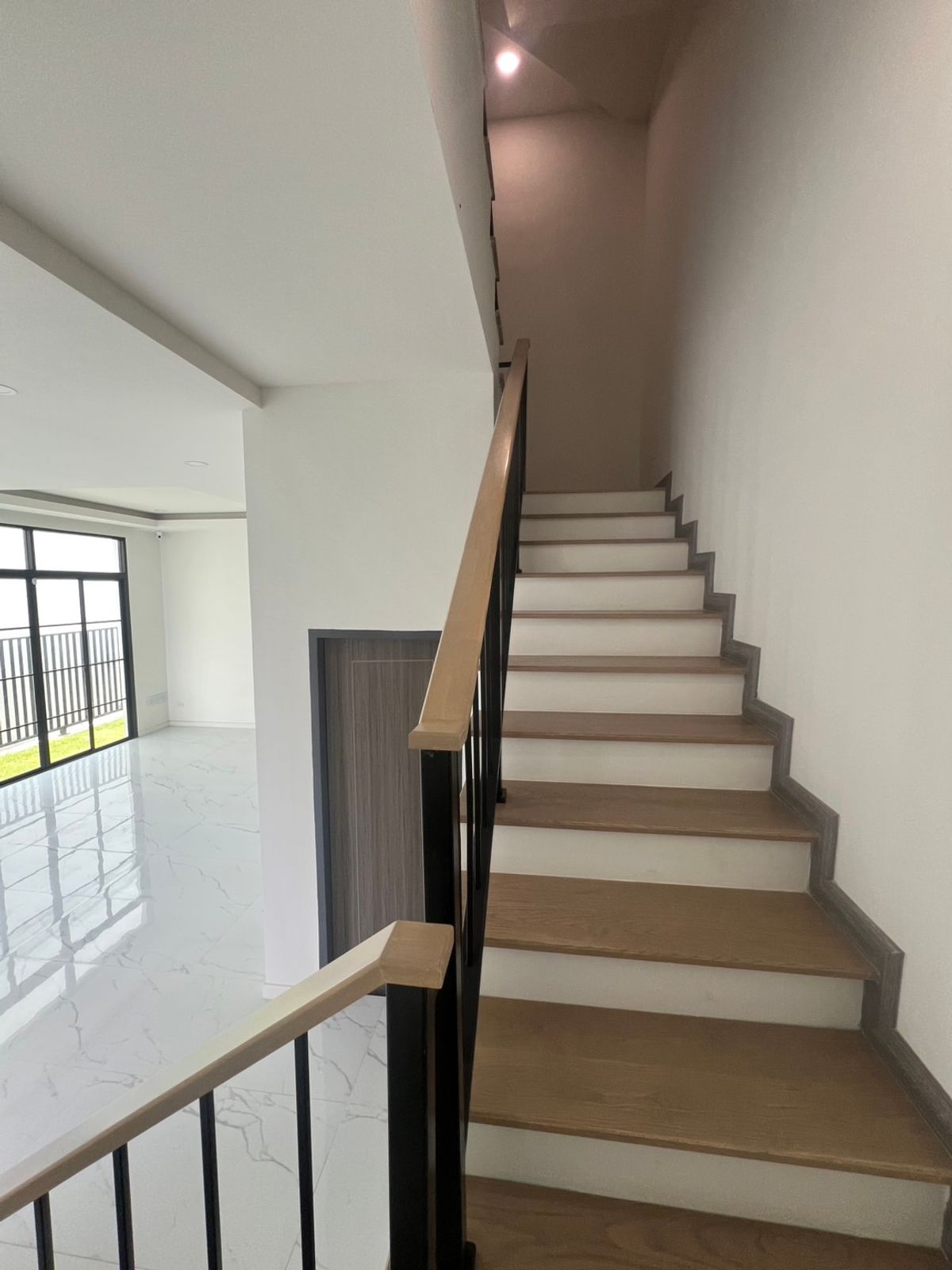 ให้เช่าบ้านเกษตร นวมินทร์ ลาดปลาเค้า : ให้เช่า บ้านเดี่ยวสไตล์รีเจนซี ขนาด 327 ตร.ม. | 4 ห้องนอน | 2 ที่จอดรถ, ระเบียงใหญ่ชั้น3สำหรับชมวิว, ทำเลใกล้ทางด่วนรามอินทรา และโรงเรียนนานาชาติ KPIS, SISB 