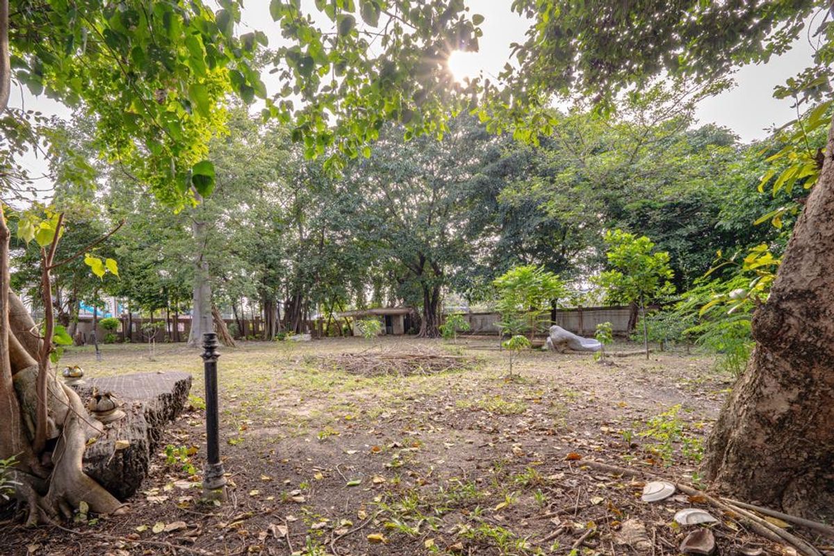 For SaleHouseLadkrabang, Suwannaphum Airport : Land for sale with buildings  Chaloem Phrakiat Rama 9 Road, Soi 62