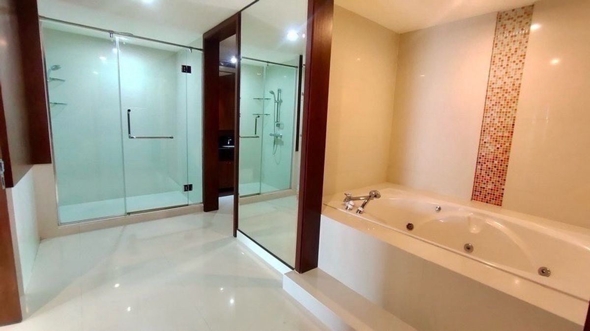 ขายคอนโดวิทยุ ชิดลม หลังสวน : 📢👇 เพนท์เฮาส์ดูเพล็กซ์สุดพิเศษ หายากมากในตลาด!ที่พักอาศัยที่มีเอกลักษณ์เฉพาะตัว พร้อมพื้นที่ใช้สอยกว้างขวาง บรรยากาศส่วนตัวและเงียบสงบ แต่สามารถเดินถึงศูนย์การค้าหรูและร้านอาหารชั้นนำได้ในไม่กี่ก้าว เหมาะสำหรับนักลงทุน ครอบครัว