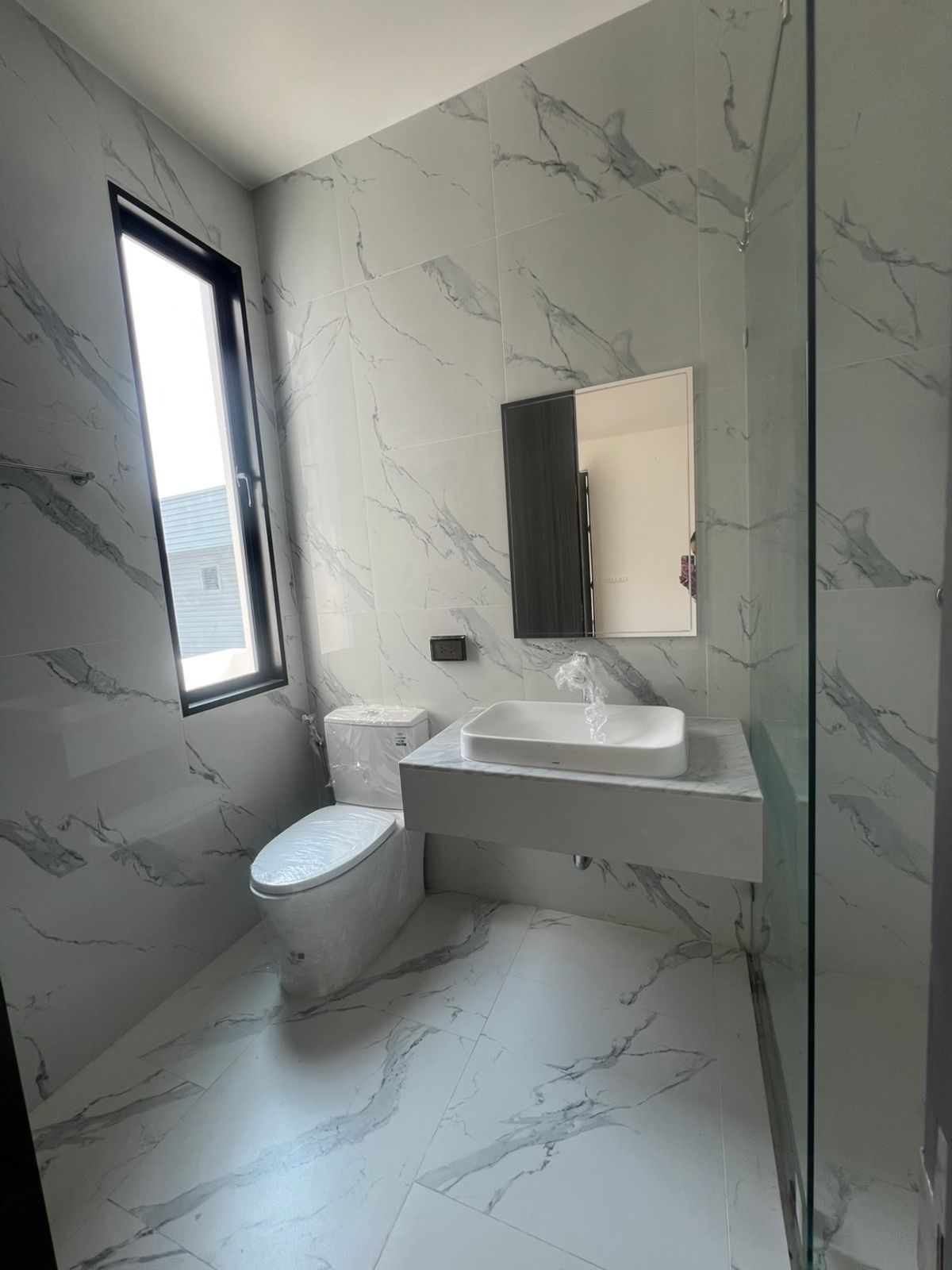 ให้เช่าบ้านเกษตร นวมินทร์ ลาดปลาเค้า : ให้เช่า บ้านเดี่ยวสไตล์รีเจนซี ขนาด 327 ตร.ม. | 4 ห้องนอน | 2 ที่จอดรถ, ระเบียงใหญ่ชั้น3สำหรับชมวิว, ทำเลใกล้ทางด่วนรามอินทรา และโรงเรียนนานาชาติ KPIS, SISB 