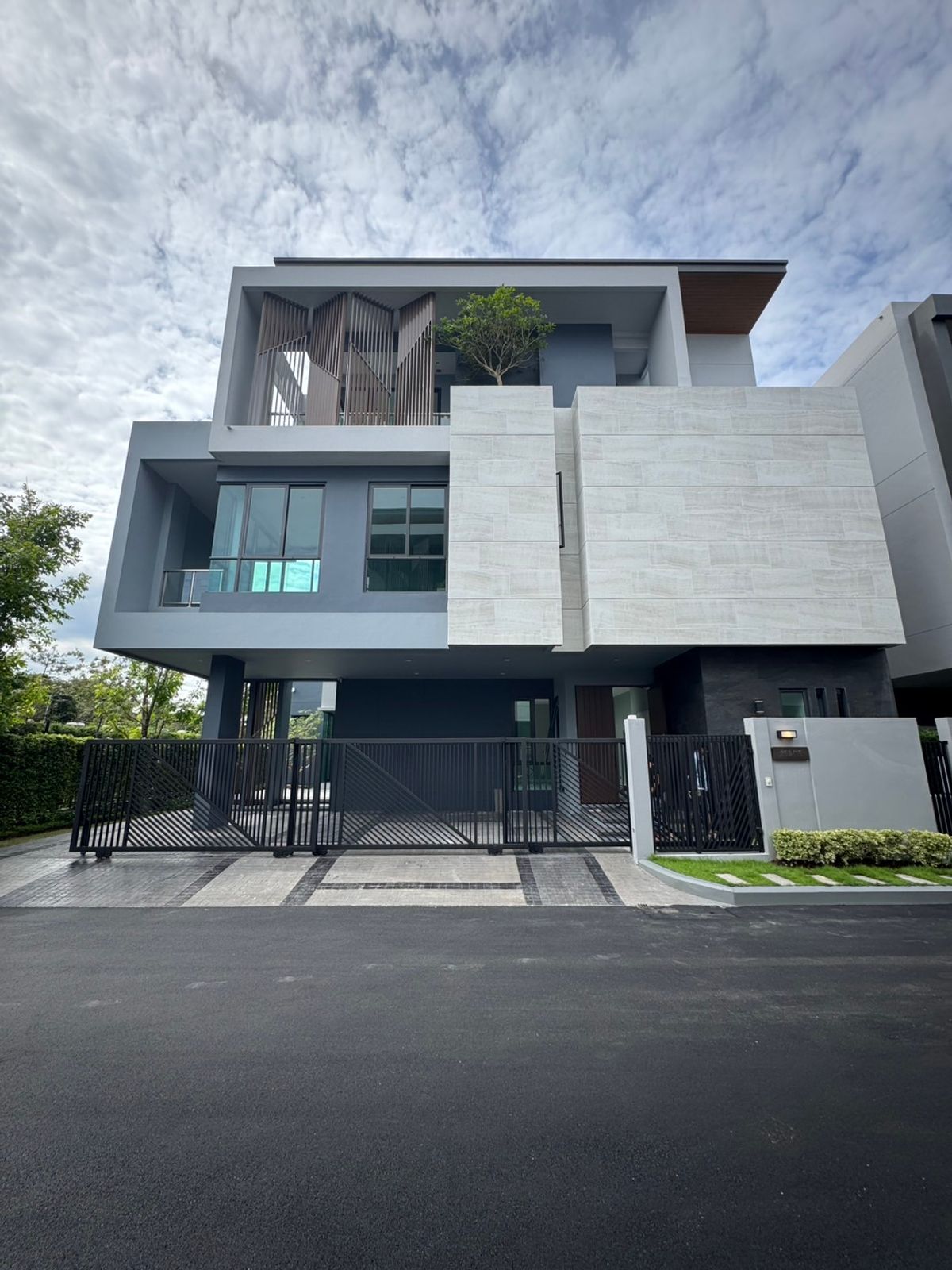 ขายบ้านบางนา แบริ่ง ลาซาล : 🔥🔥 Hot Deal !! The Gentry Sukhumvit - Bangna 553 ตารางเมตร 📌 ใกล้ทางด่วน ใกล้ทองหล่อ 📲 085-823-9535 ( K : Rung ) Sales representative