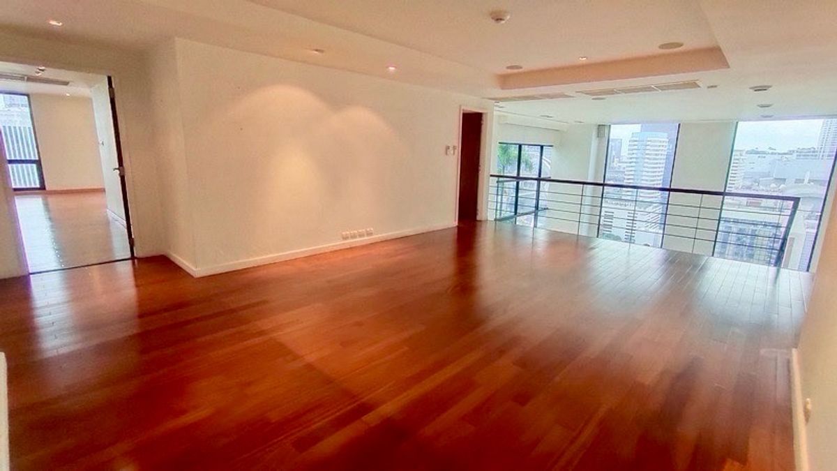 ขายคอนโดวิทยุ ชิดลม หลังสวน : 📢👇 เพนท์เฮาส์ดูเพล็กซ์สุดพิเศษ หายากมากในตลาด!ที่พักอาศัยที่มีเอกลักษณ์เฉพาะตัว พร้อมพื้นที่ใช้สอยกว้างขวาง บรรยากาศส่วนตัวและเงียบสงบ แต่สามารถเดินถึงศูนย์การค้าหรูและร้านอาหารชั้นนำได้ในไม่กี่ก้าว เหมาะสำหรับนักลงทุน ครอบครัว