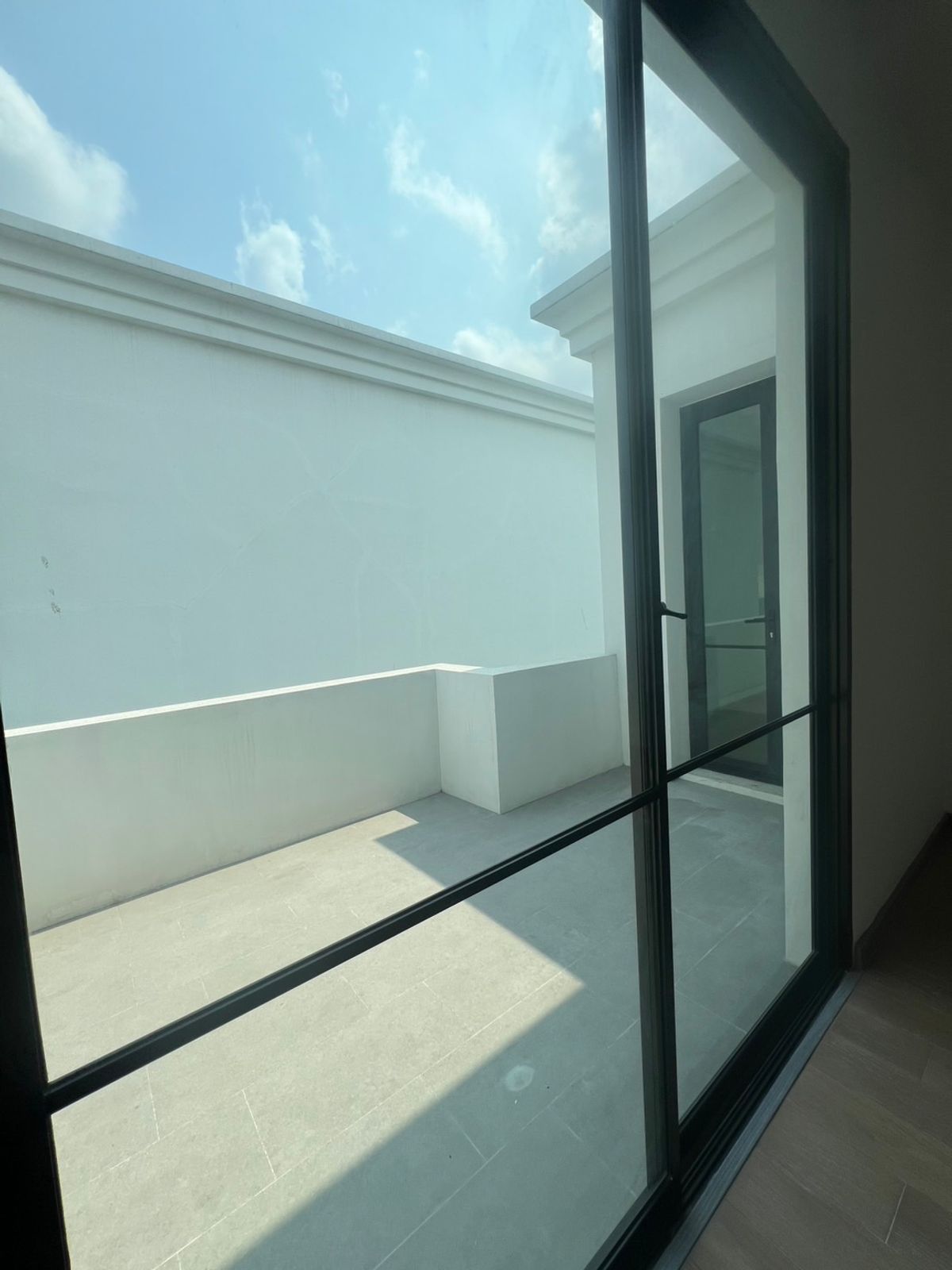 ให้เช่าบ้านเกษตร นวมินทร์ ลาดปลาเค้า : ให้เช่า บ้านเดี่ยวสไตล์รีเจนซี ขนาด 327 ตร.ม. | 4 ห้องนอน | 2 ที่จอดรถ, ระเบียงใหญ่ชั้น3สำหรับชมวิว, ทำเลใกล้ทางด่วนรามอินทรา และโรงเรียนนานาชาติ KPIS, SISB 