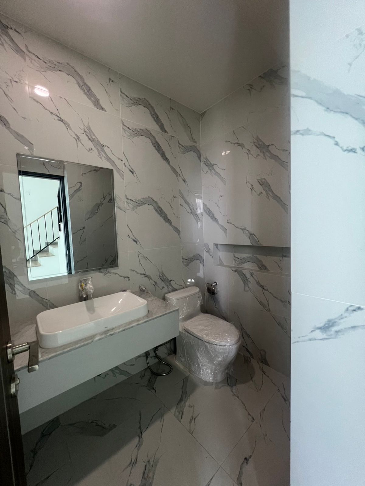 ให้เช่าบ้านเกษตร นวมินทร์ ลาดปลาเค้า : ให้เช่า บ้านเดี่ยวสไตล์รีเจนซี ขนาด 327 ตร.ม. | 4 ห้องนอน | 2 ที่จอดรถ, ระเบียงใหญ่ชั้น3สำหรับชมวิว, ทำเลใกล้ทางด่วนรามอินทรา และโรงเรียนนานาชาติ KPIS, SISB 