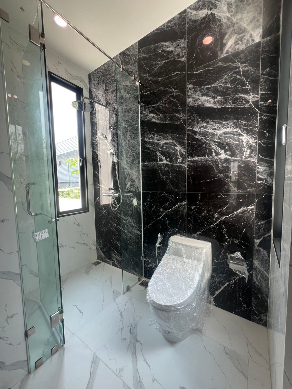 ให้เช่าบ้านเกษตร นวมินทร์ ลาดปลาเค้า : ให้เช่า บ้านเดี่ยวสไตล์รีเจนซี ขนาด 327 ตร.ม. | 4 ห้องนอน | 2 ที่จอดรถ, ระเบียงใหญ่ชั้น3สำหรับชมวิว, ทำเลใกล้ทางด่วนรามอินทรา และโรงเรียนนานาชาติ KPIS, SISB 