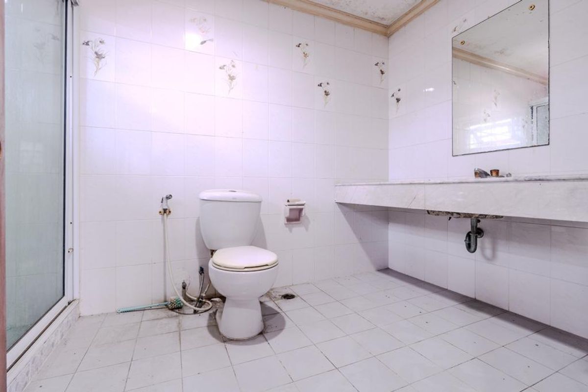 For SaleHouseLadkrabang, Suwannaphum Airport : Land for sale with buildings  Chaloem Phrakiat Rama 9 Road, Soi 62