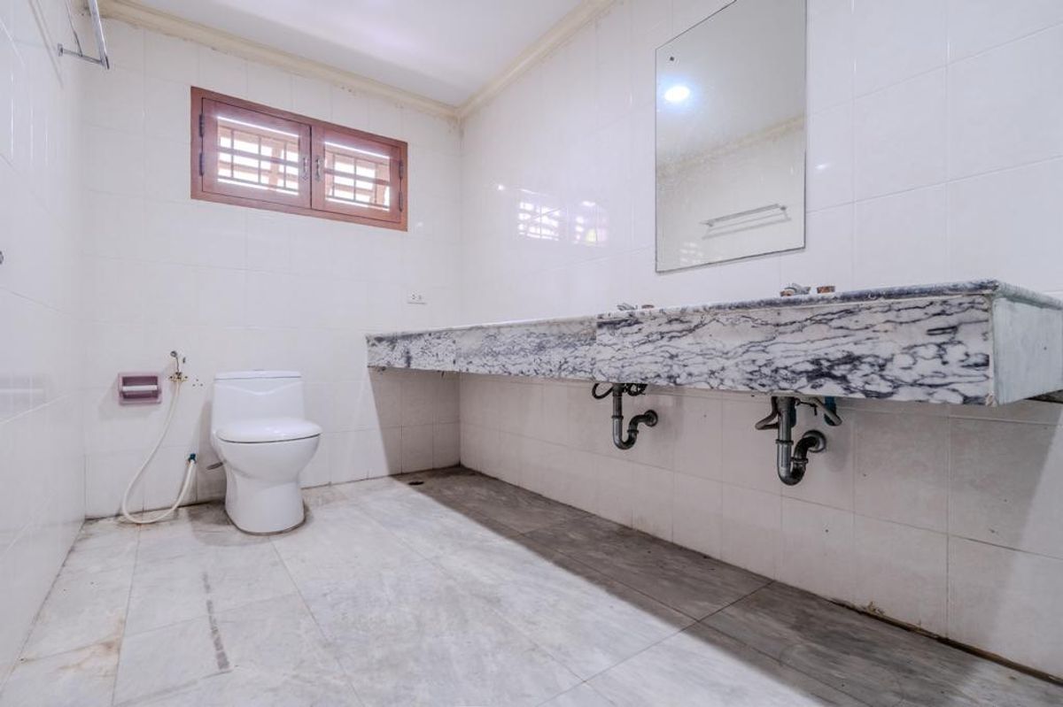 For SaleHouseLadkrabang, Suwannaphum Airport : Land for sale with buildings  Chaloem Phrakiat Rama 9 Road, Soi 62