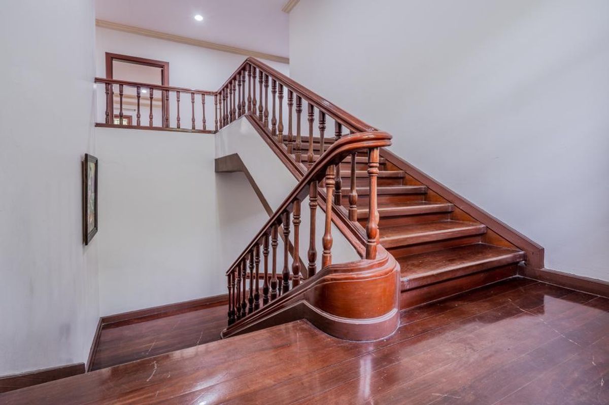 For SaleHouseLadkrabang, Suwannaphum Airport : Land for sale with buildings  Chaloem Phrakiat Rama 9 Road, Soi 62