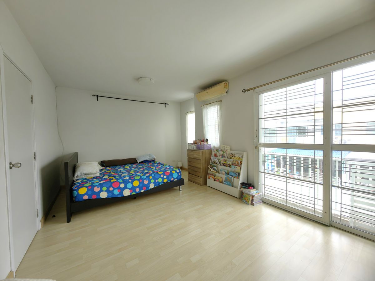 ขายทาวน์โฮมมีนบุรี-ร่มเกล้า : เดอะคอนเนค22 รามอินทรา-มีนบุรี  ทาวน์โฮม 2 ชั้น  พื้นที่ 112 ตร.ม. 28.3 ตร.ว. หลังริม ต่อเติมครัวด้านหลัง มีพื้นที่ข้างบ้าน