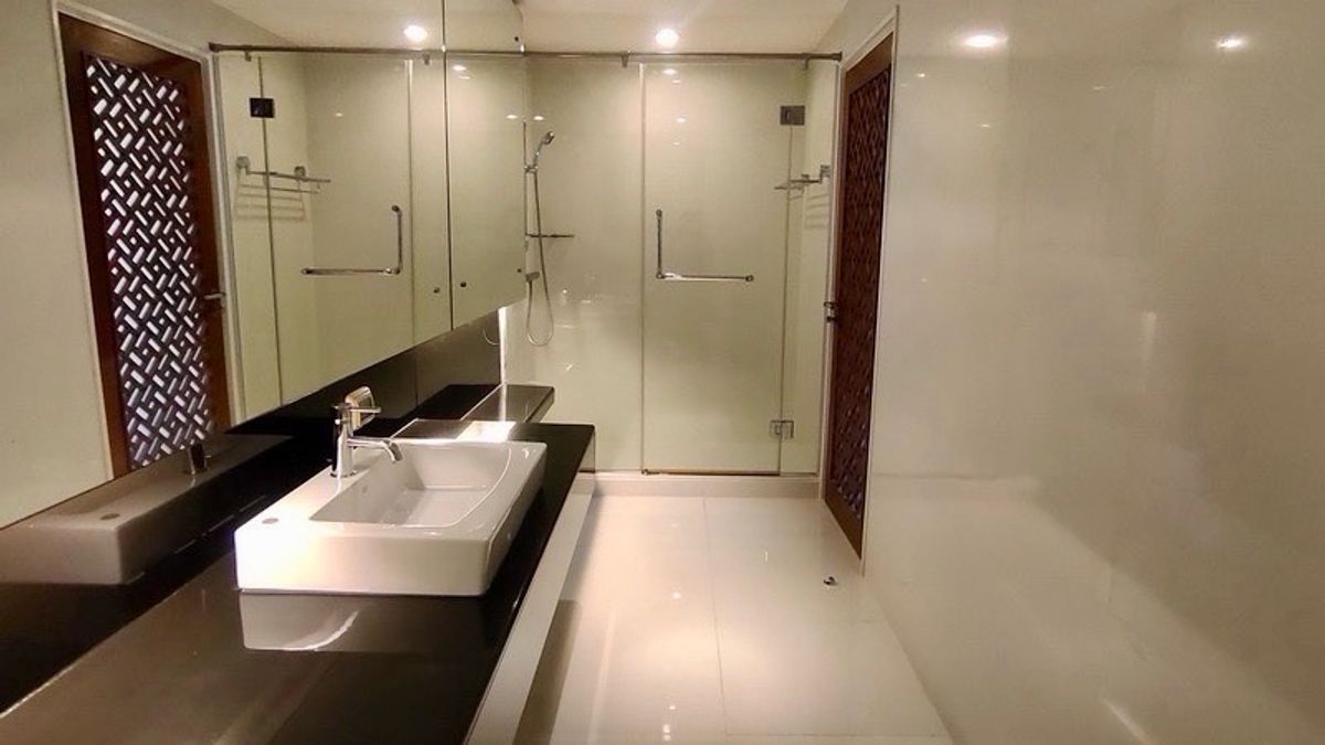 ขายคอนโดวิทยุ ชิดลม หลังสวน : 📢👇 เพนท์เฮาส์ดูเพล็กซ์สุดพิเศษ หายากมากในตลาด!ที่พักอาศัยที่มีเอกลักษณ์เฉพาะตัว พร้อมพื้นที่ใช้สอยกว้างขวาง บรรยากาศส่วนตัวและเงียบสงบ แต่สามารถเดินถึงศูนย์การค้าหรูและร้านอาหารชั้นนำได้ในไม่กี่ก้าว เหมาะสำหรับนักลงทุน ครอบครัว