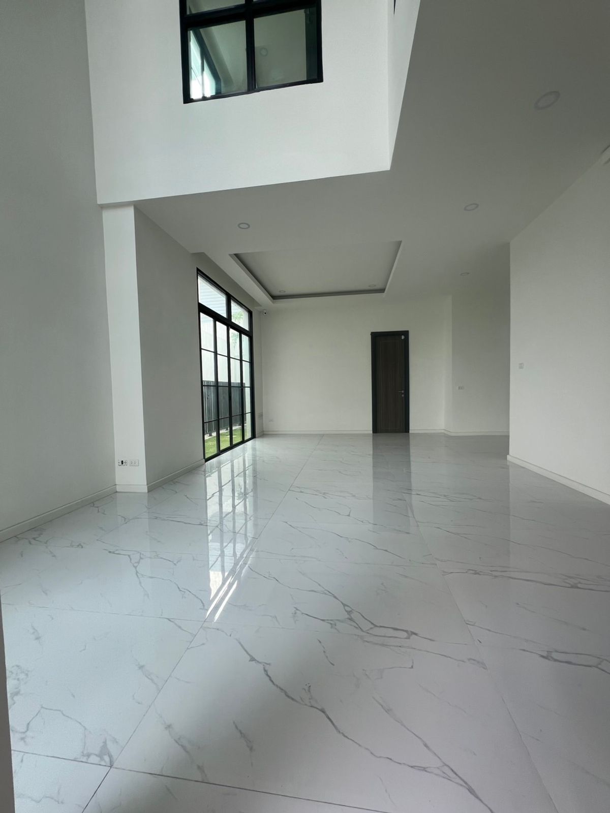 ให้เช่าบ้านเกษตร นวมินทร์ ลาดปลาเค้า : ให้เช่า บ้านเดี่ยวสไตล์รีเจนซี ขนาด 327 ตร.ม. | 4 ห้องนอน | 2 ที่จอดรถ, ระเบียงใหญ่ชั้น3สำหรับชมวิว, ทำเลใกล้ทางด่วนรามอินทรา และโรงเรียนนานาชาติ KPIS, SISB 