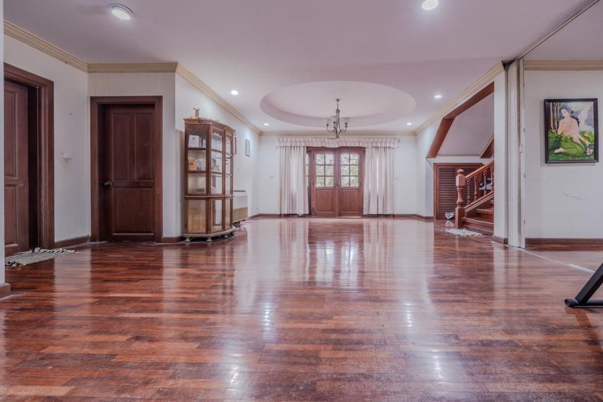 For SaleHouseLadkrabang, Suwannaphum Airport : Land for sale with buildings  Chaloem Phrakiat Rama 9 Road, Soi 62